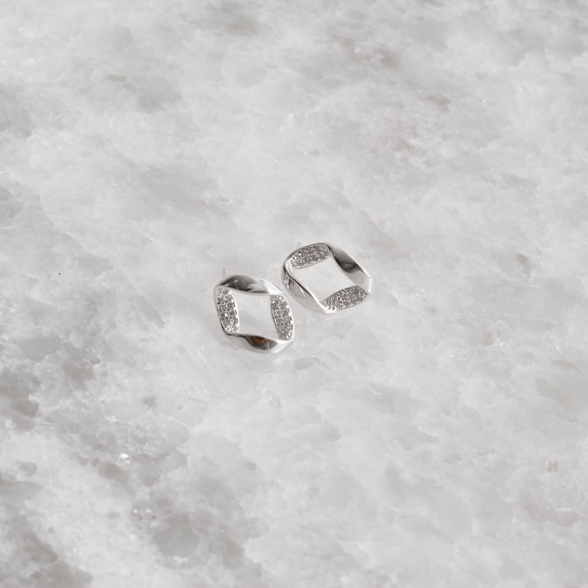 Imagem Secundária Brinco oval vazado com interior cravejado 13mm