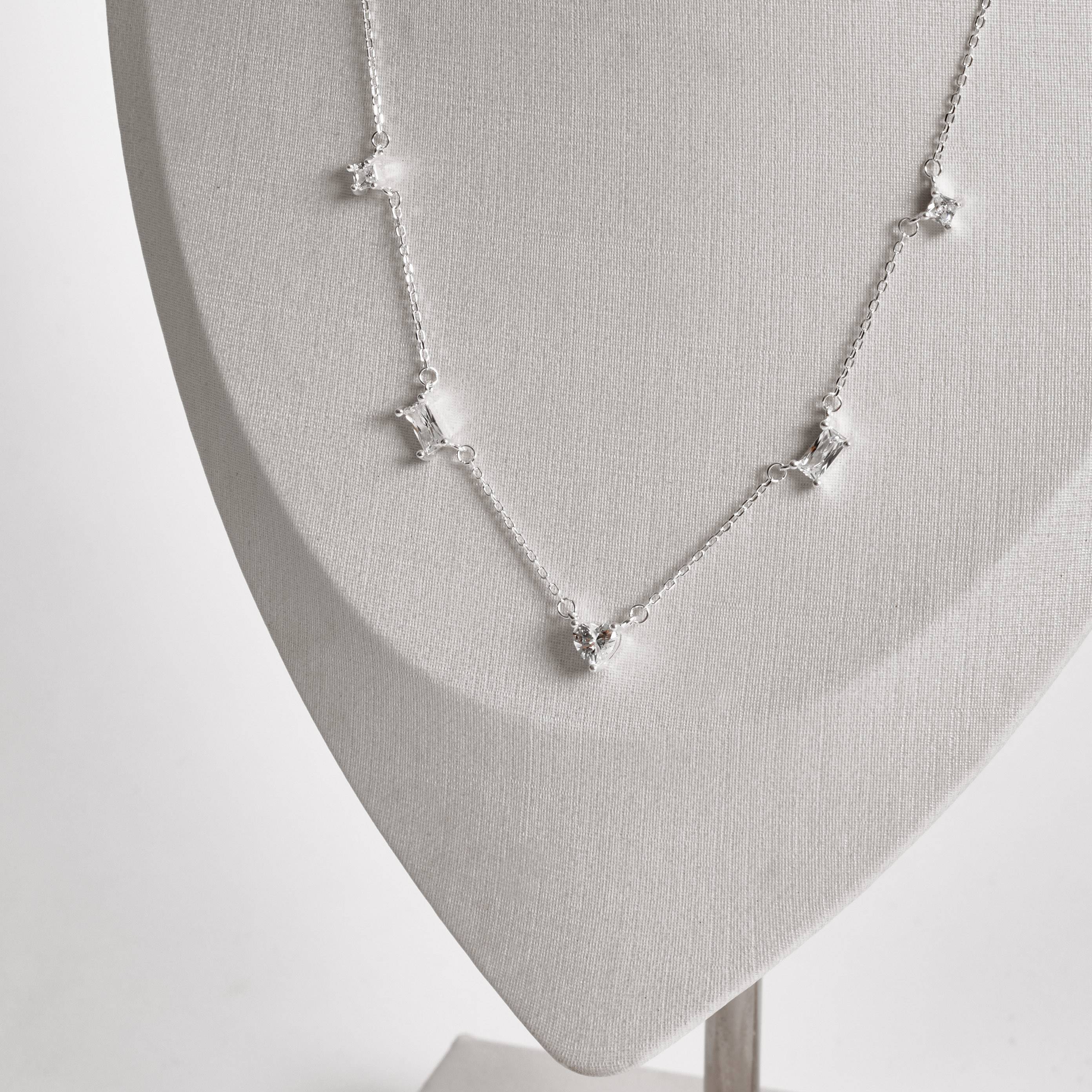 Imagem Colar entremeios zircônias quadrada, retangular e coração 40+5cm