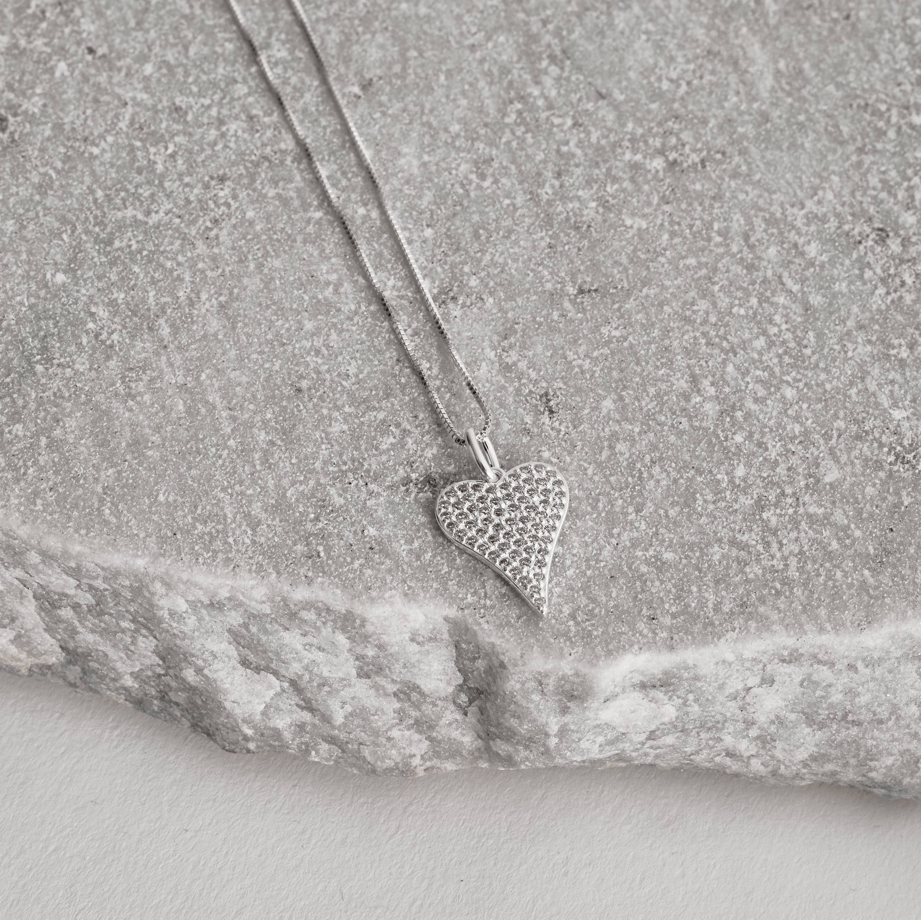 Imagem Colar pingente coração alongado cravejado 17mm 45cm