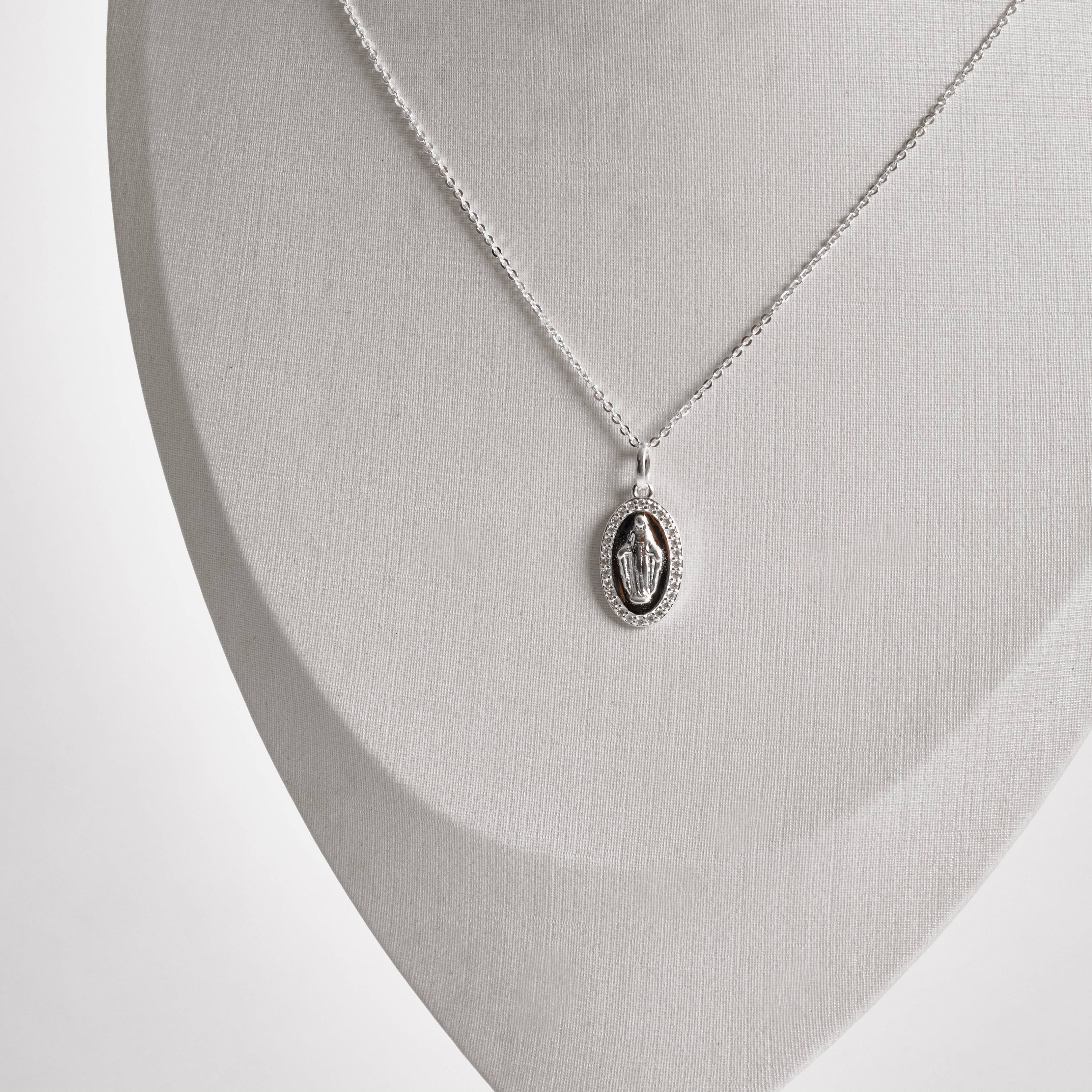 Imagem Colar pingente medalha Nsa. Sra. das Graças borda cravejada 16mm corrente cadeadinho 45cm