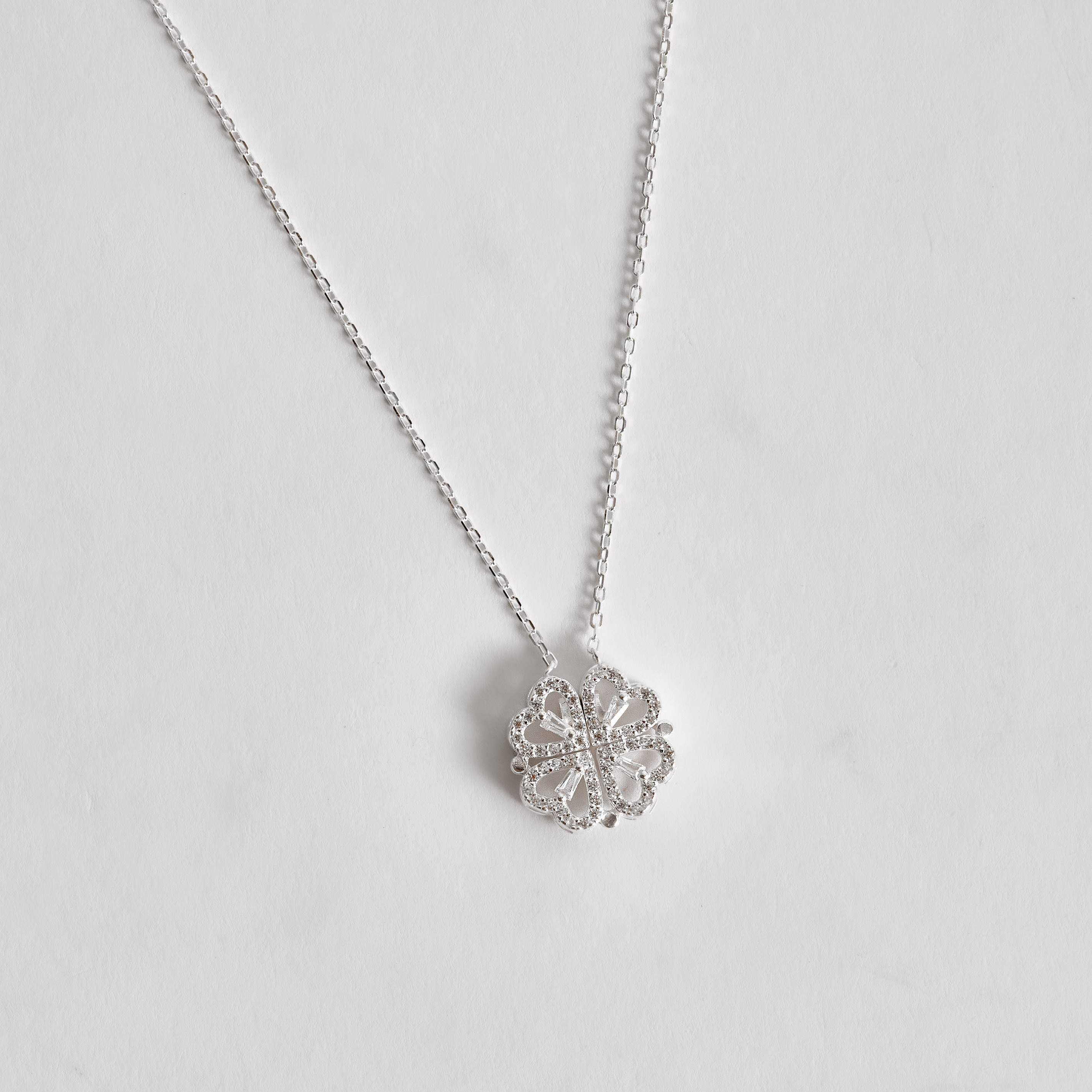 Imagem Colar corações trevo vazado com zircônias 40+5cm