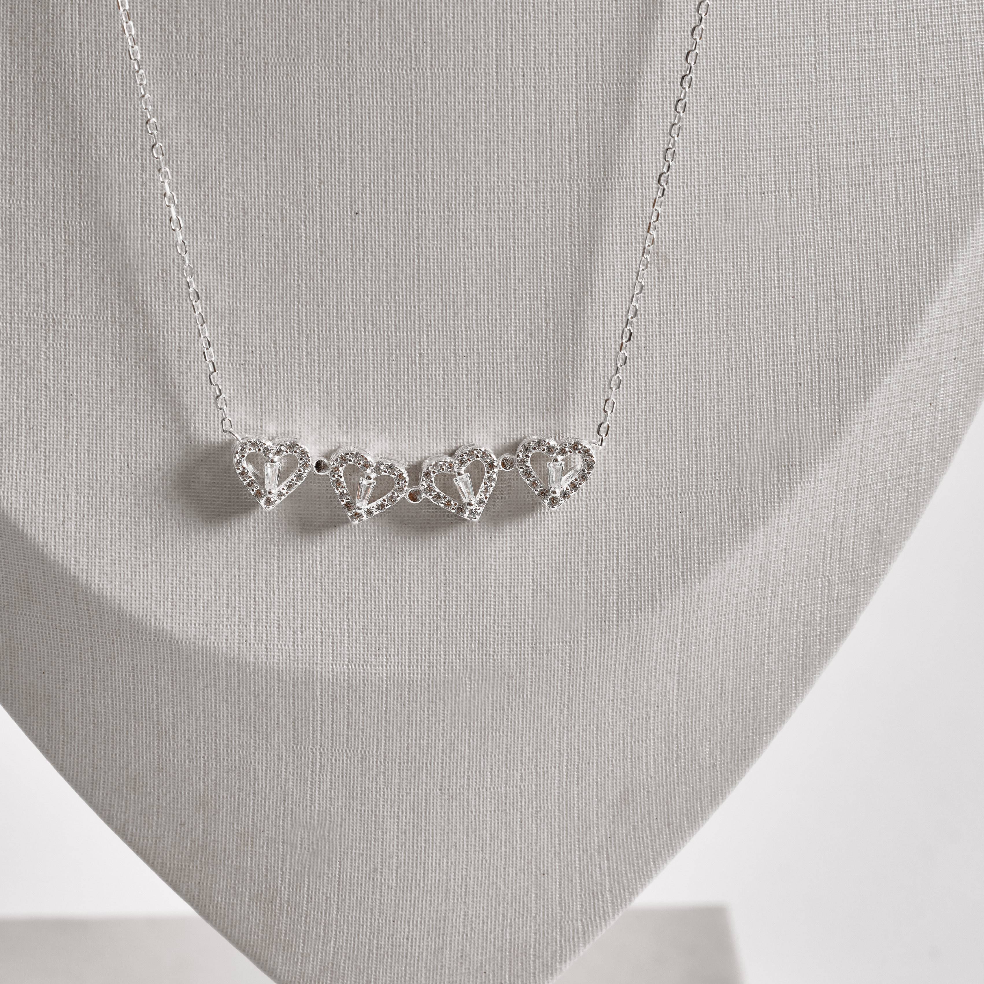 Imagem Secundária Colar corações trevo vazado com zircônias 40+5cm