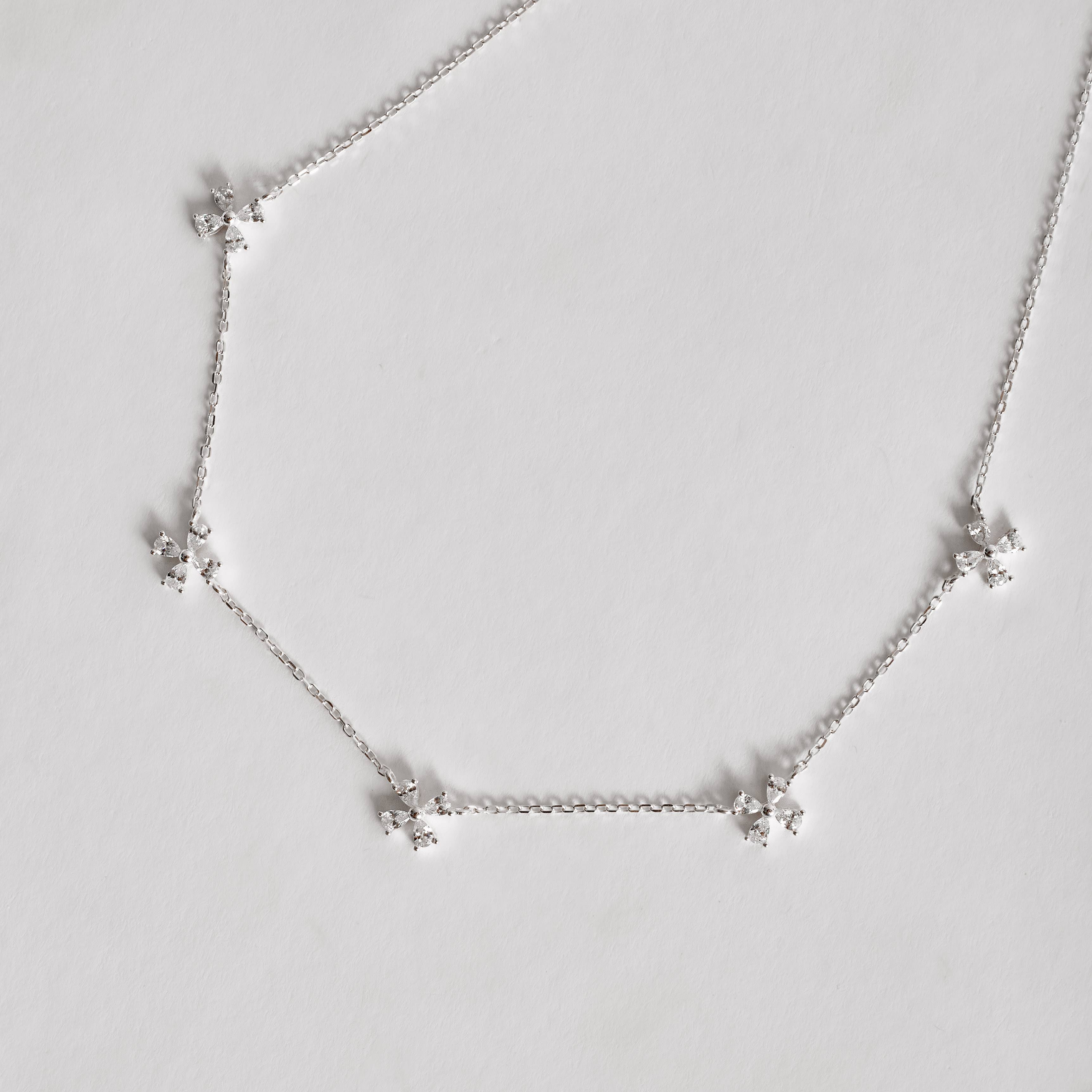 Imagem Secundária Colar entremeios flores cravejadas 7mm 40+5cm