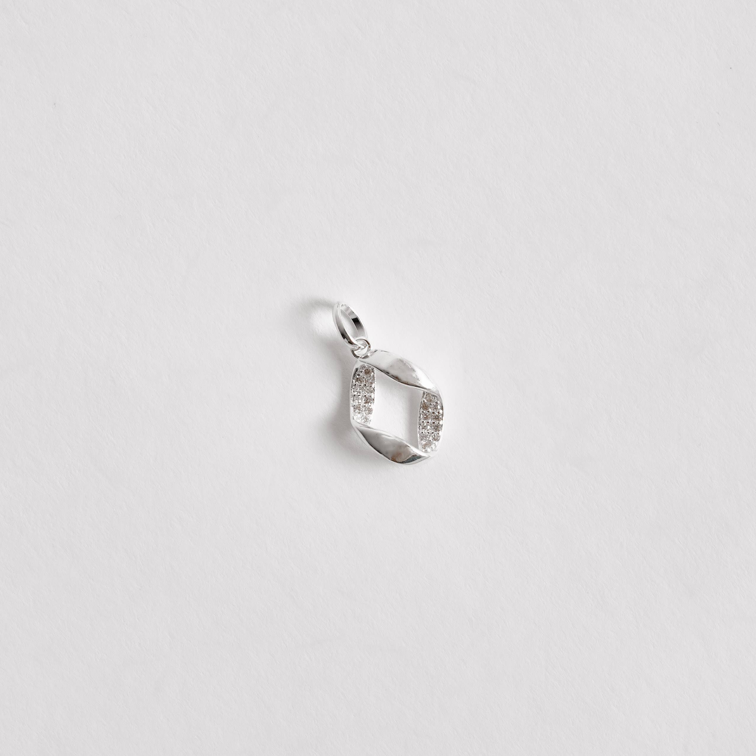 Pingente oval vazado com interior cravejado 13mm