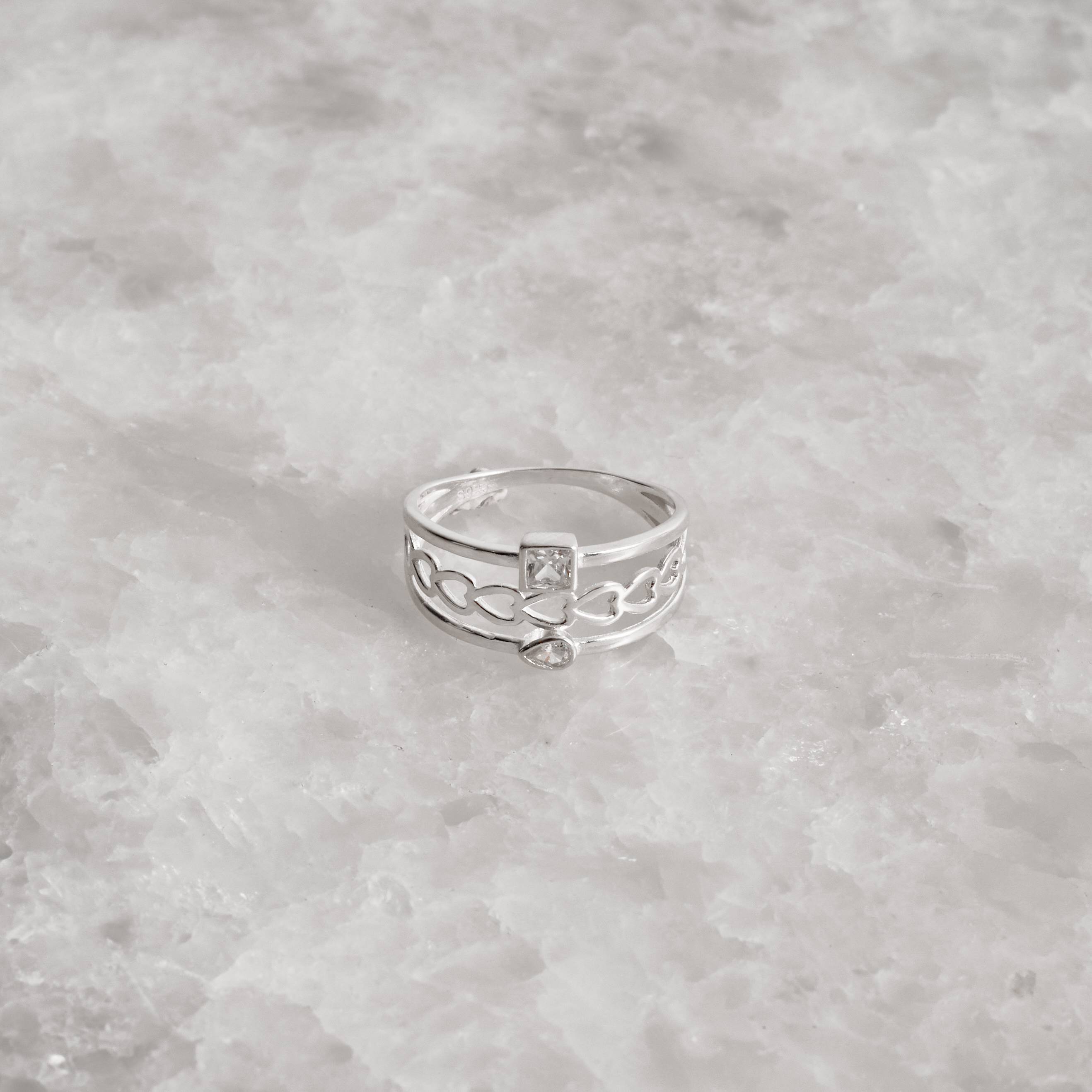 Imagem Anel fio triplo corações vazados e zircônias