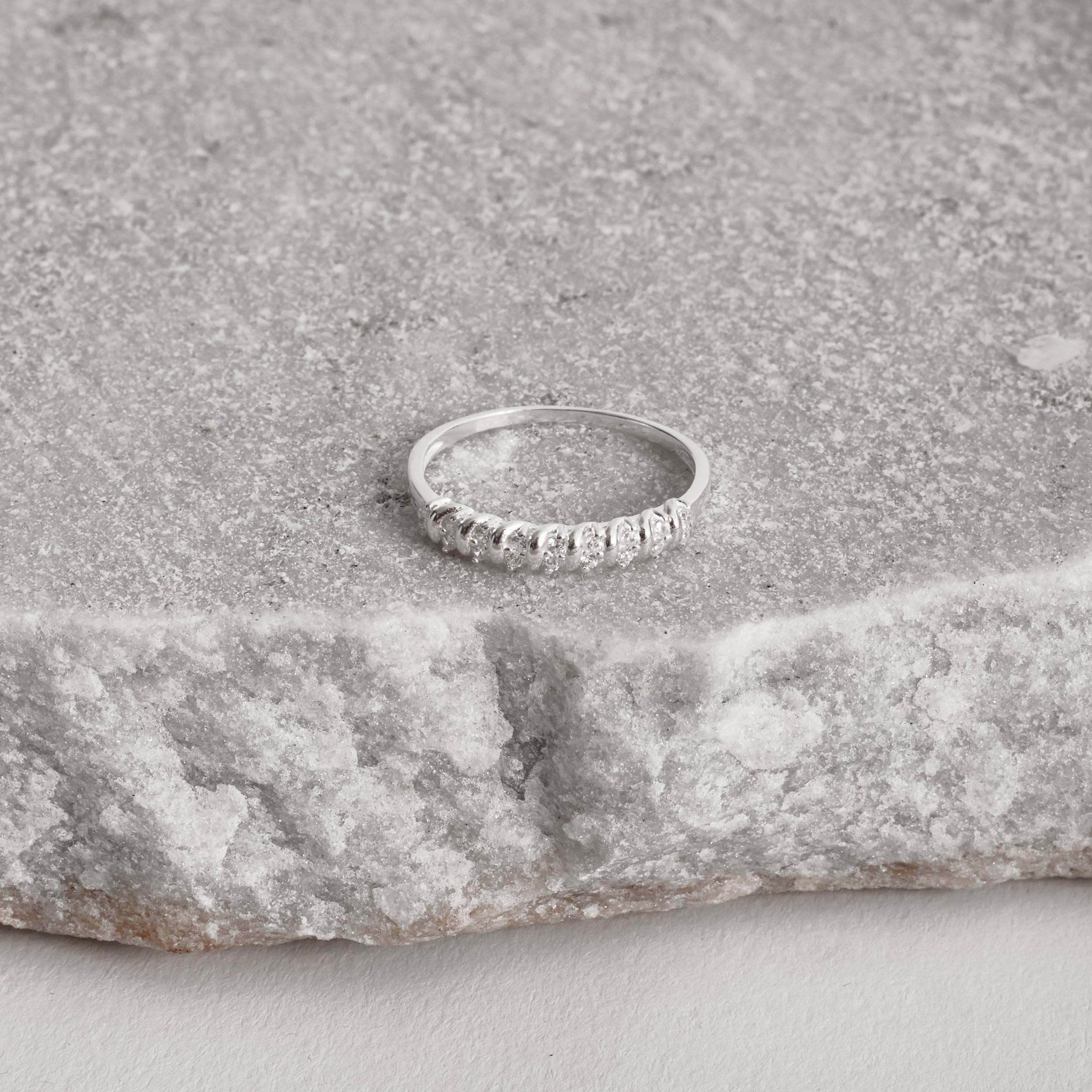 Imagem Anel meia aliança duplo cravejado detalhe torcido