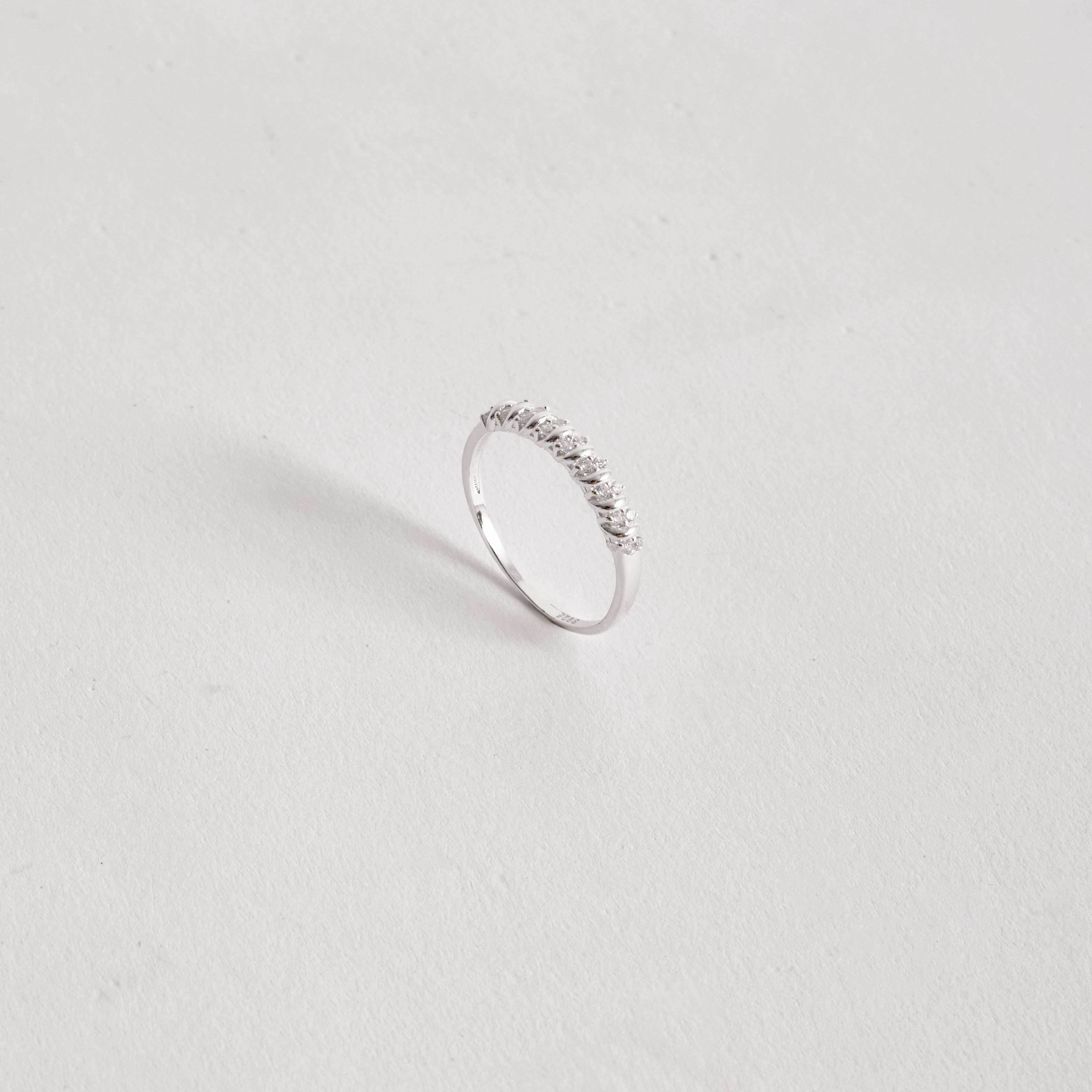 Imagem Secundária Anel meia aliança duplo cravejado detalhe torcido