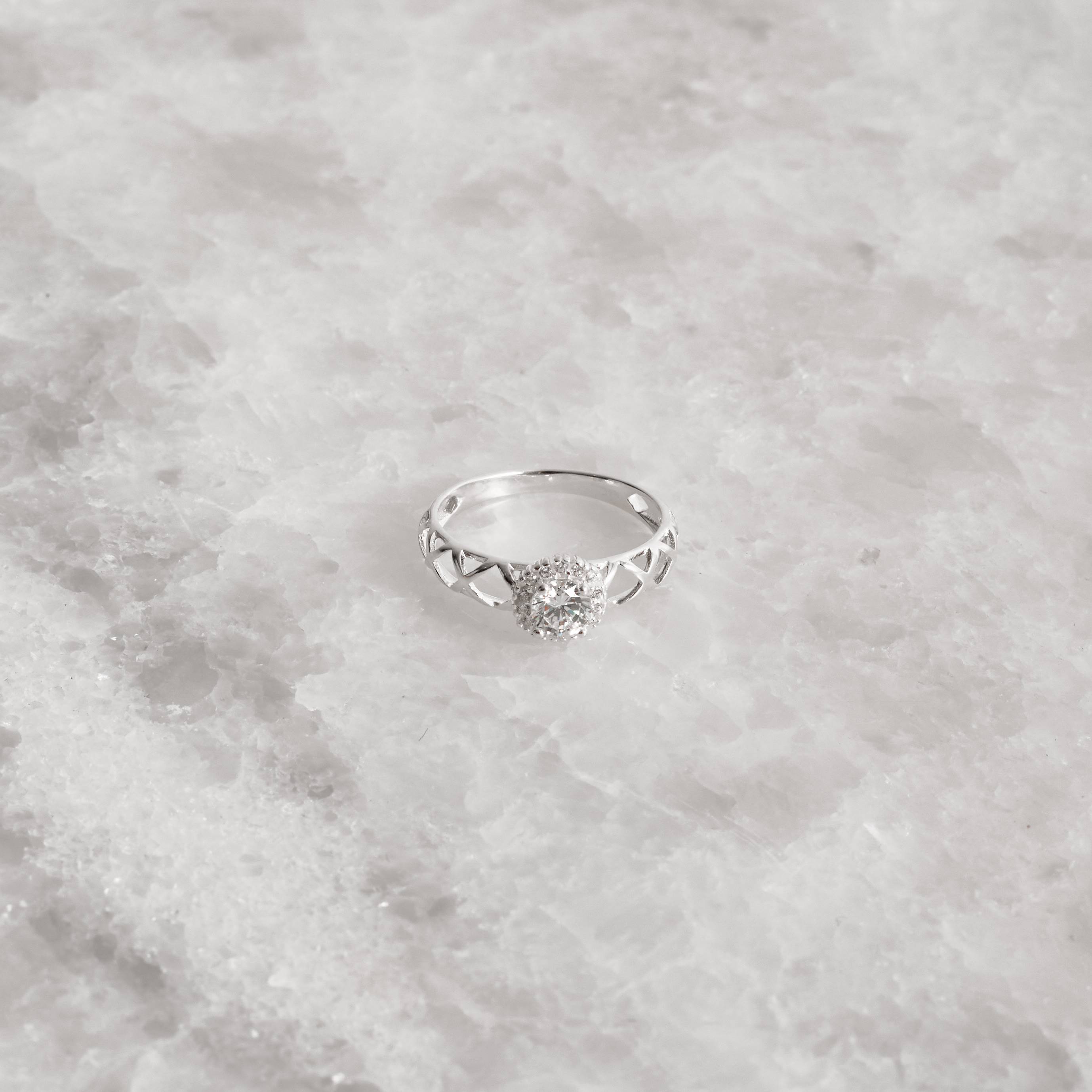 Imagem Anel zircônia redonda com cravejado e vazado na lateral