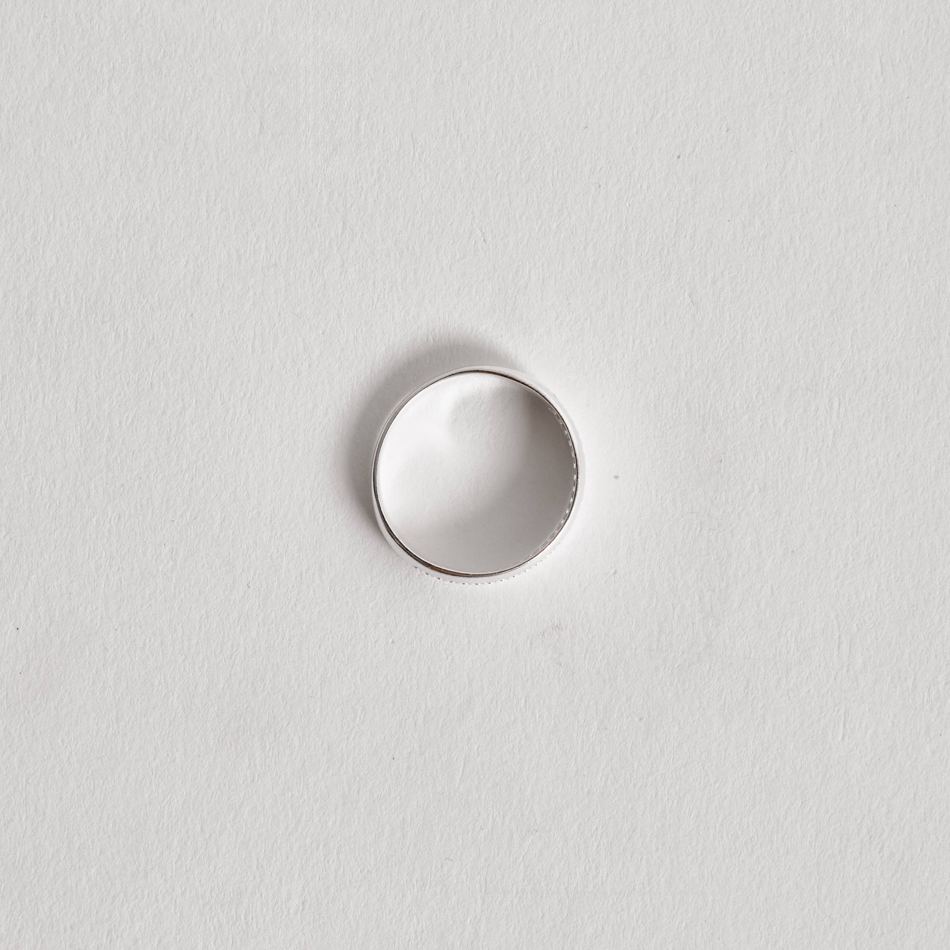 Imagem Secundária Anel meia aliança larga com duplo cravejado