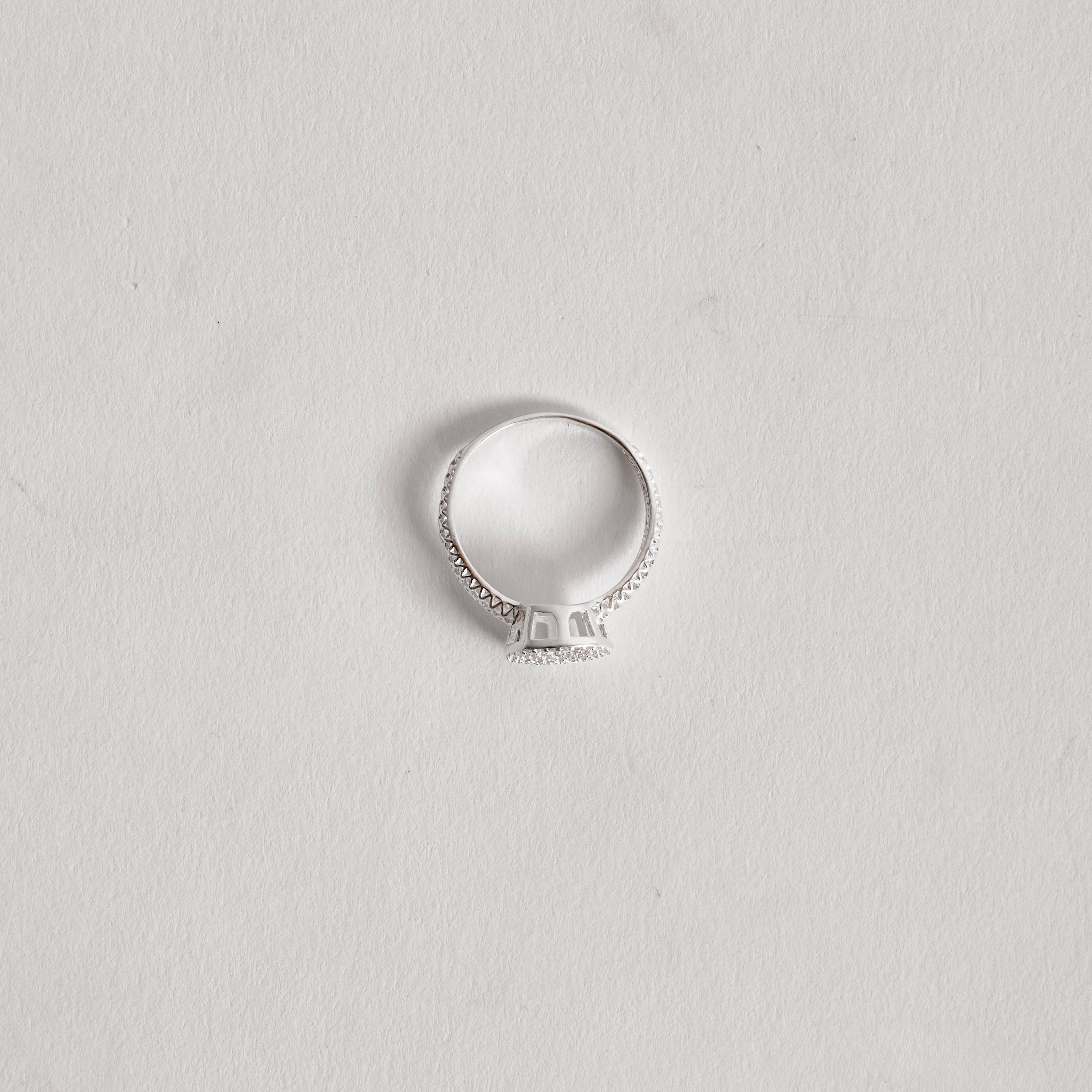 Imagem Secundária Anel botão cravejado caixa alta com vazado na lateral