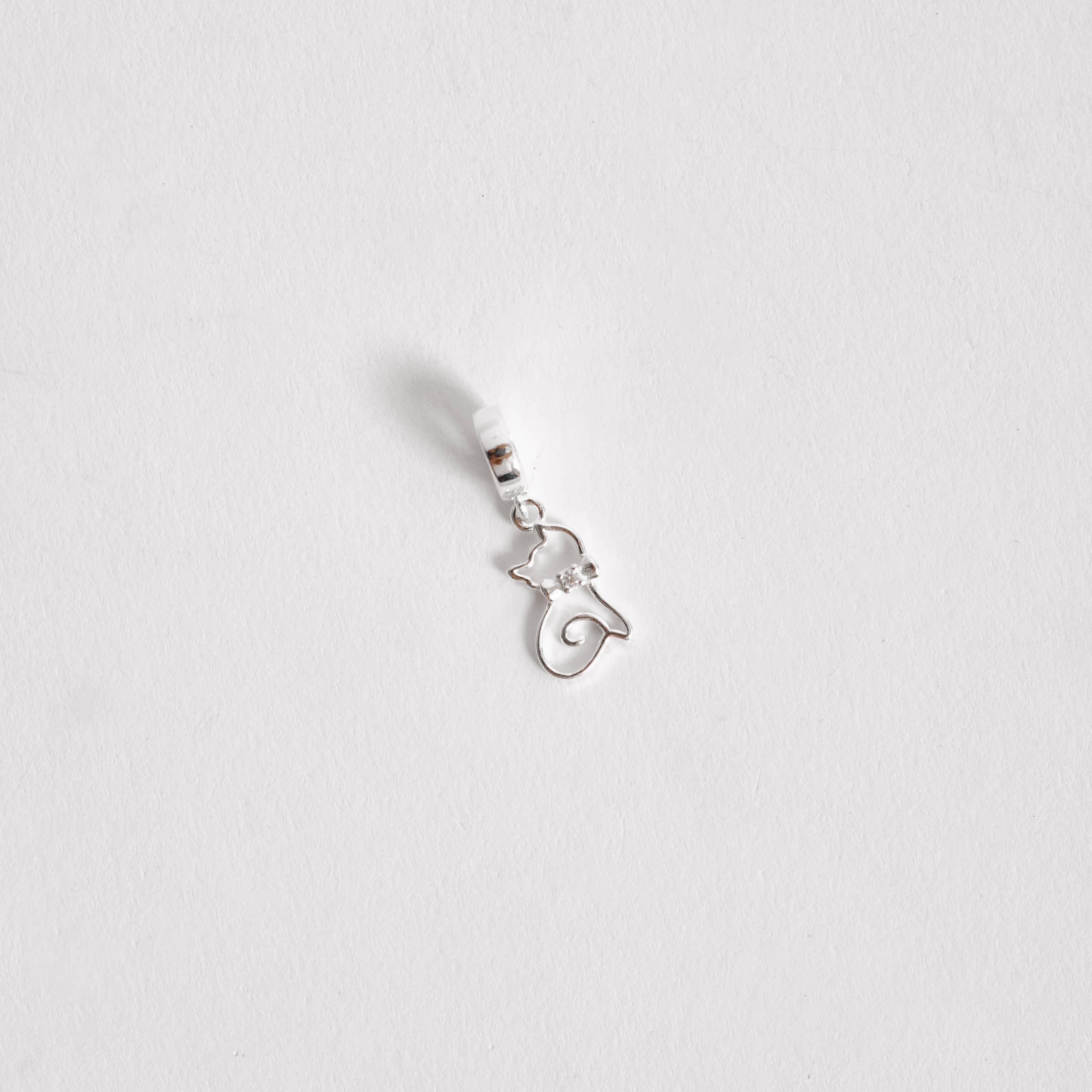 Berloque pingente gato vazado detalhe zircônia 12mm