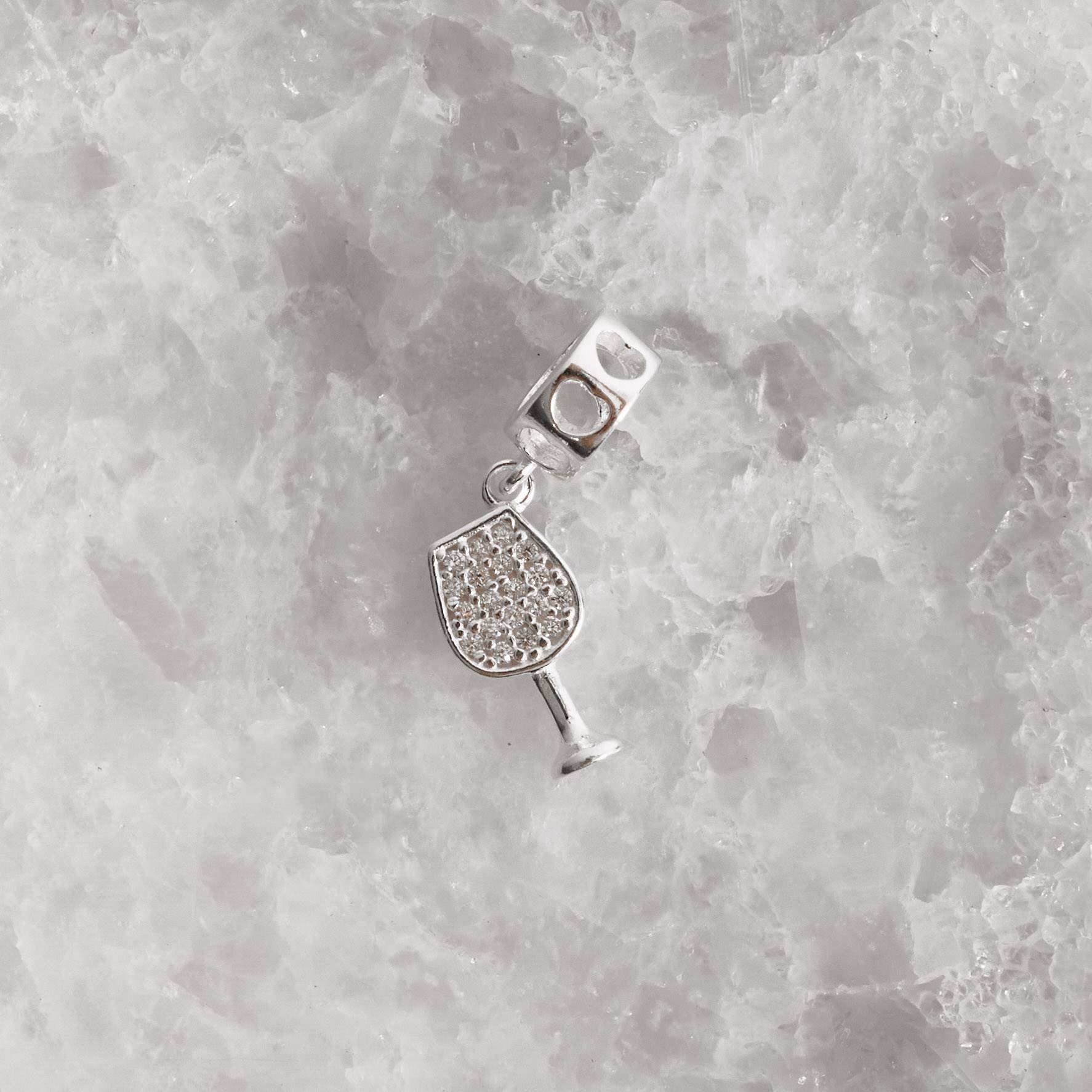 Berloque pingente taça cravejada elo corações vazados 12mm