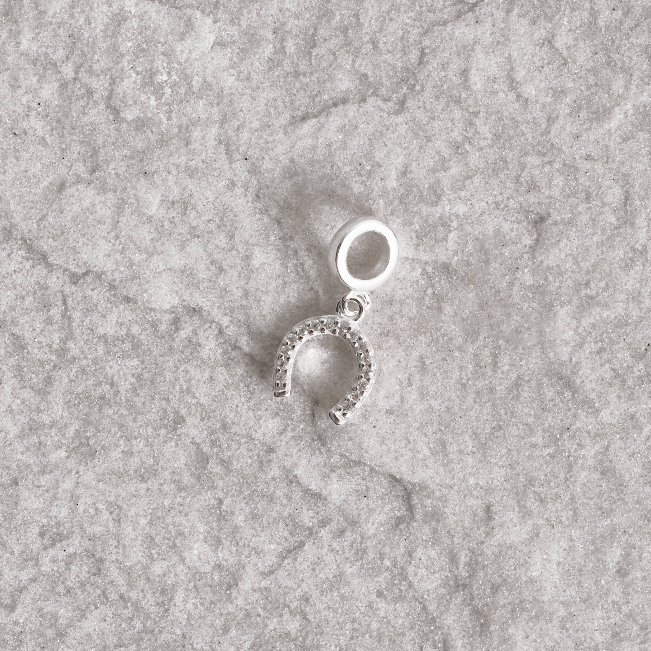 Berloque pingente ferradura cravejada 9mm