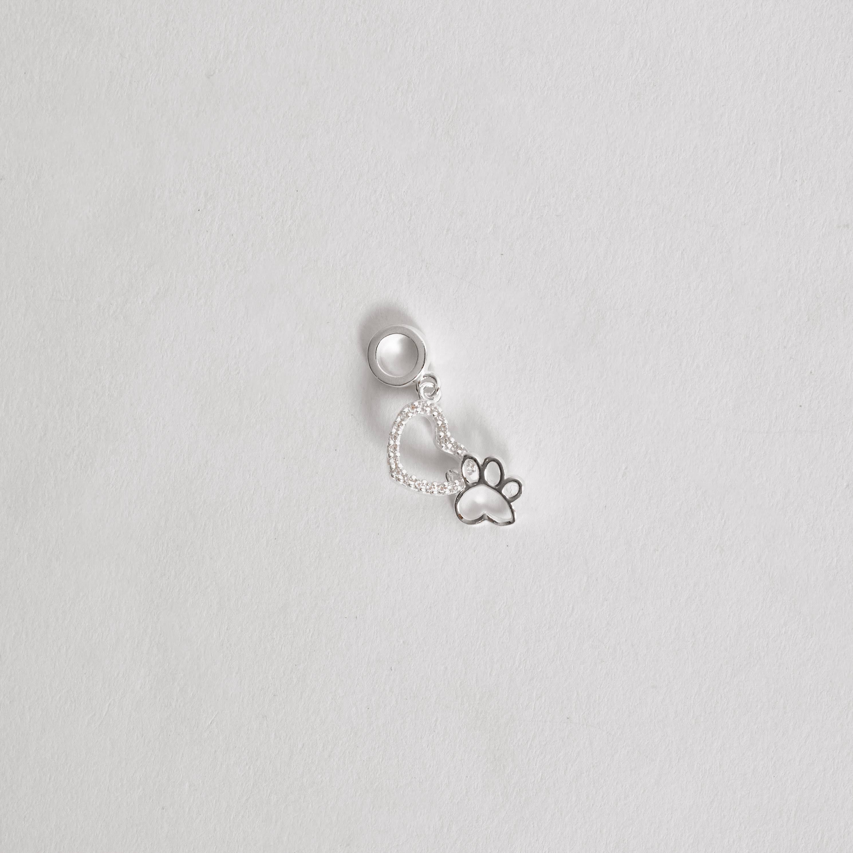 Berloque pingentes coração vazado cravejado e pata