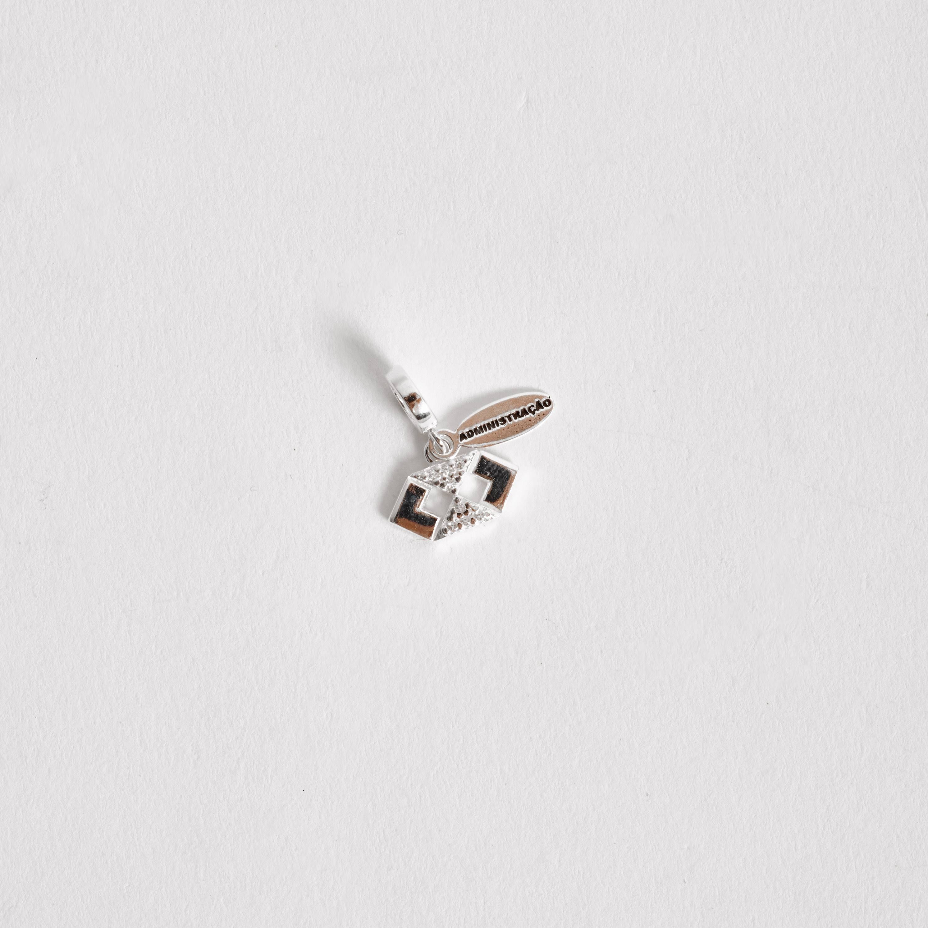 Berloque pingente placa Administração com símbolo cravejado 12mm