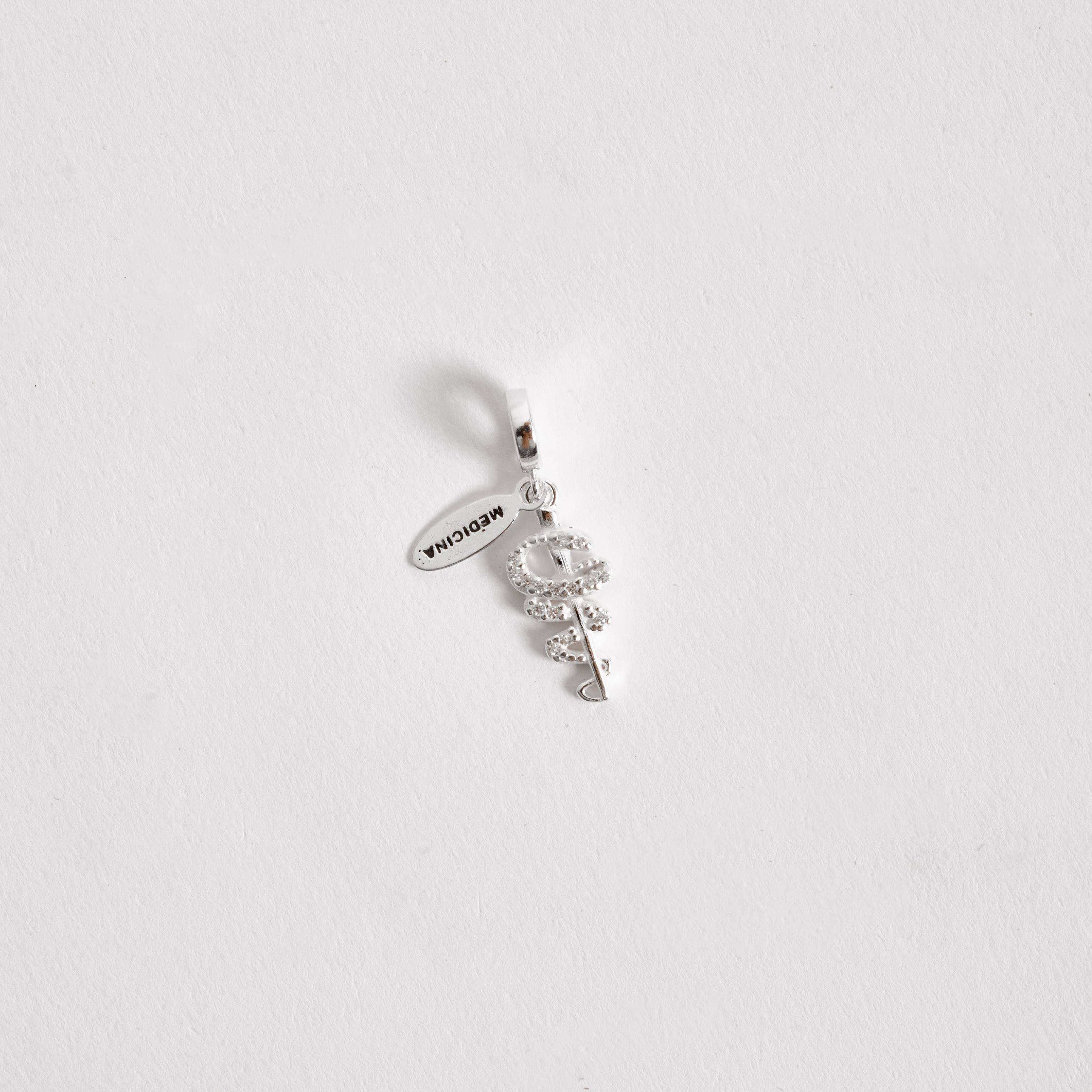 Berloque pingente placa Medicina com símbolo cravejado 15mm