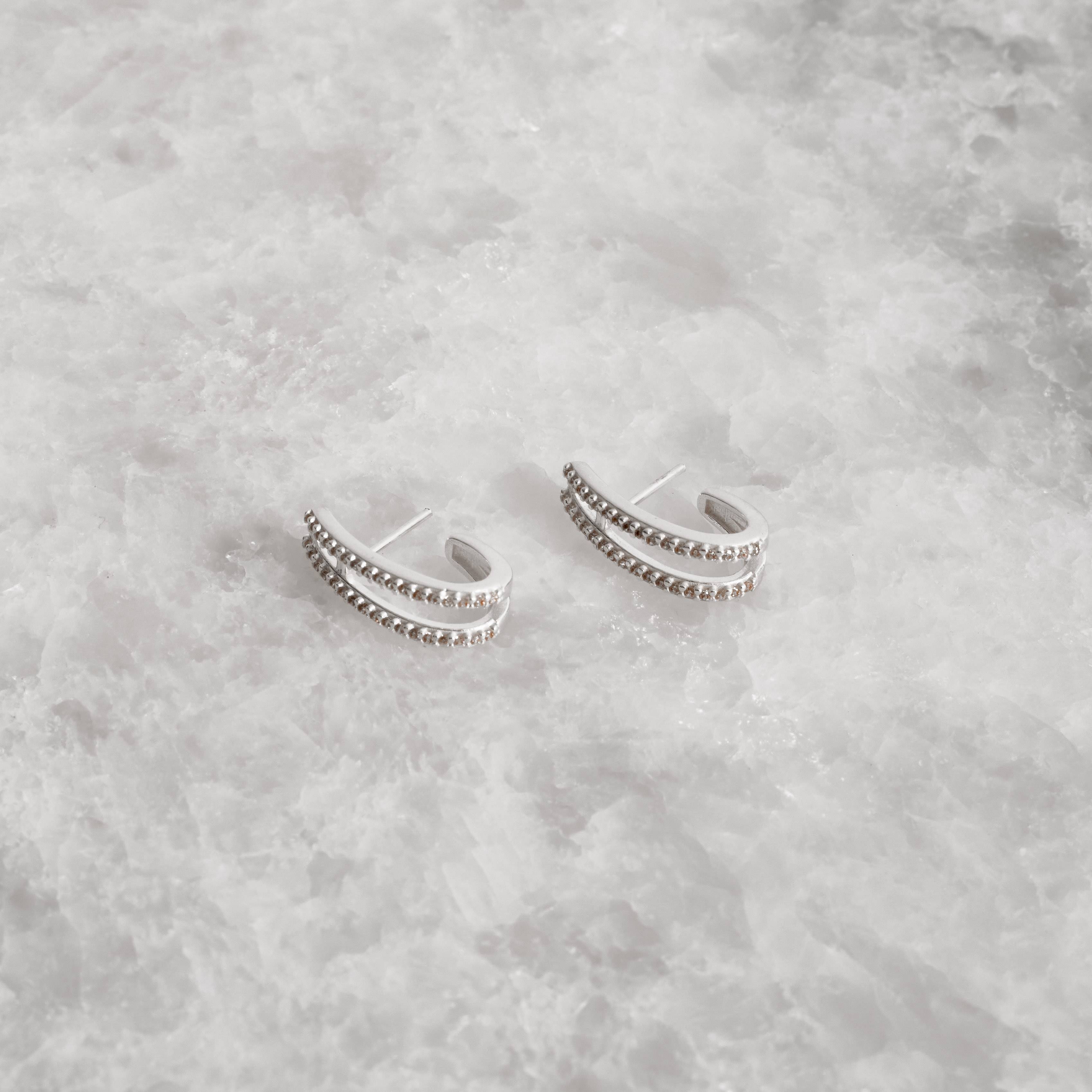 Argola oval 2 fios cravejados 18mm tarraxa