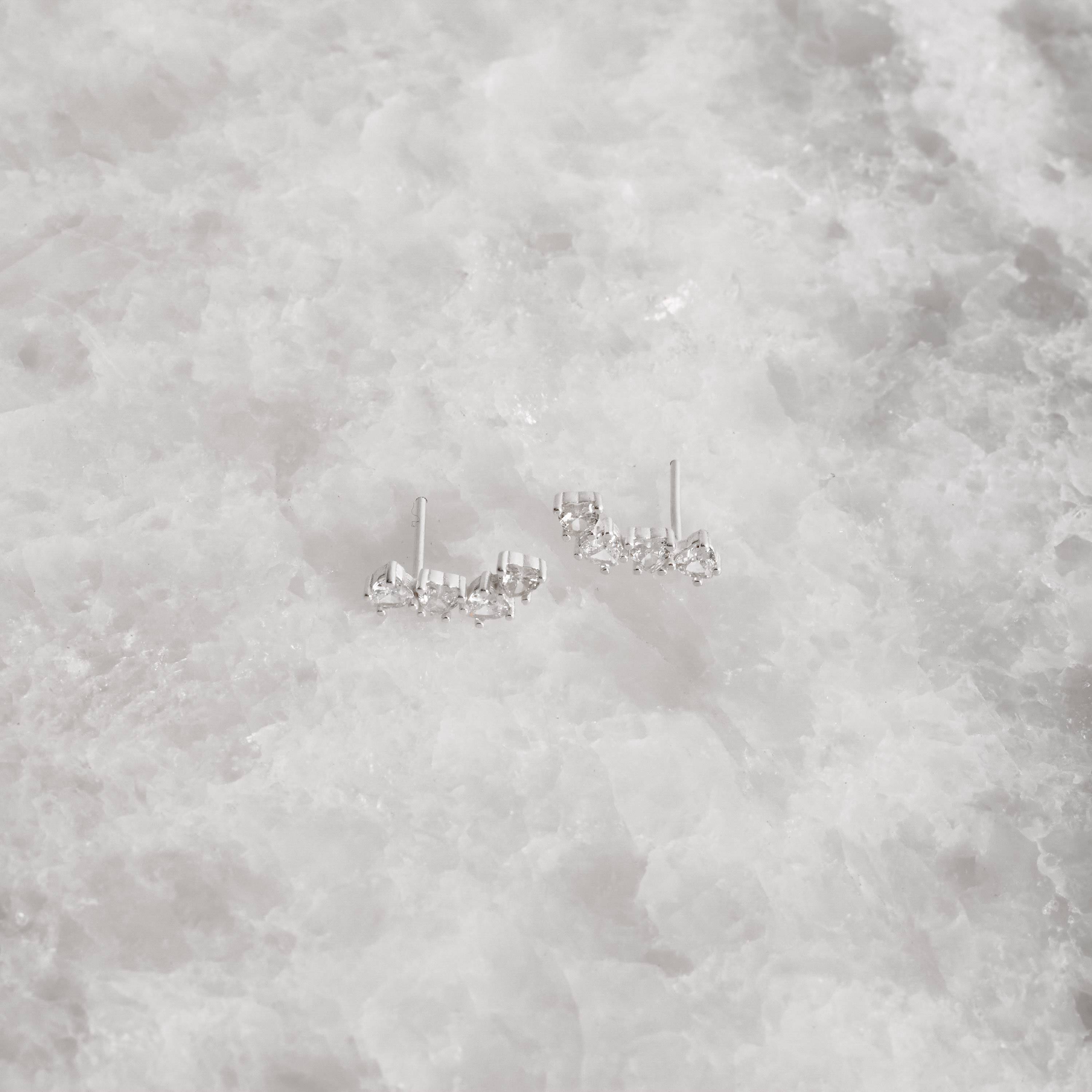 Imagem Secundária Brinco curva com zircônias coração 13mm