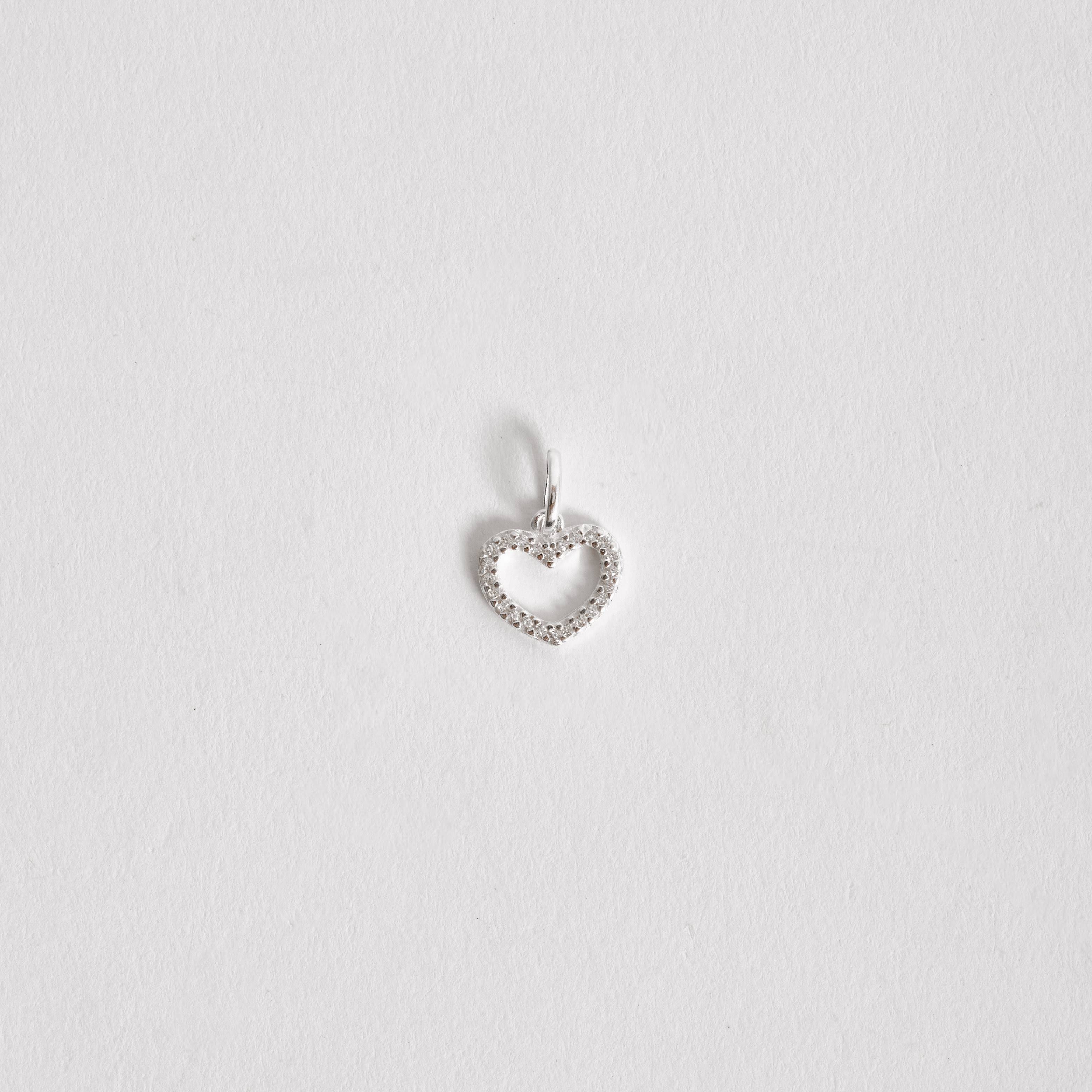 Pingente coração vazado cravejado 11mm
