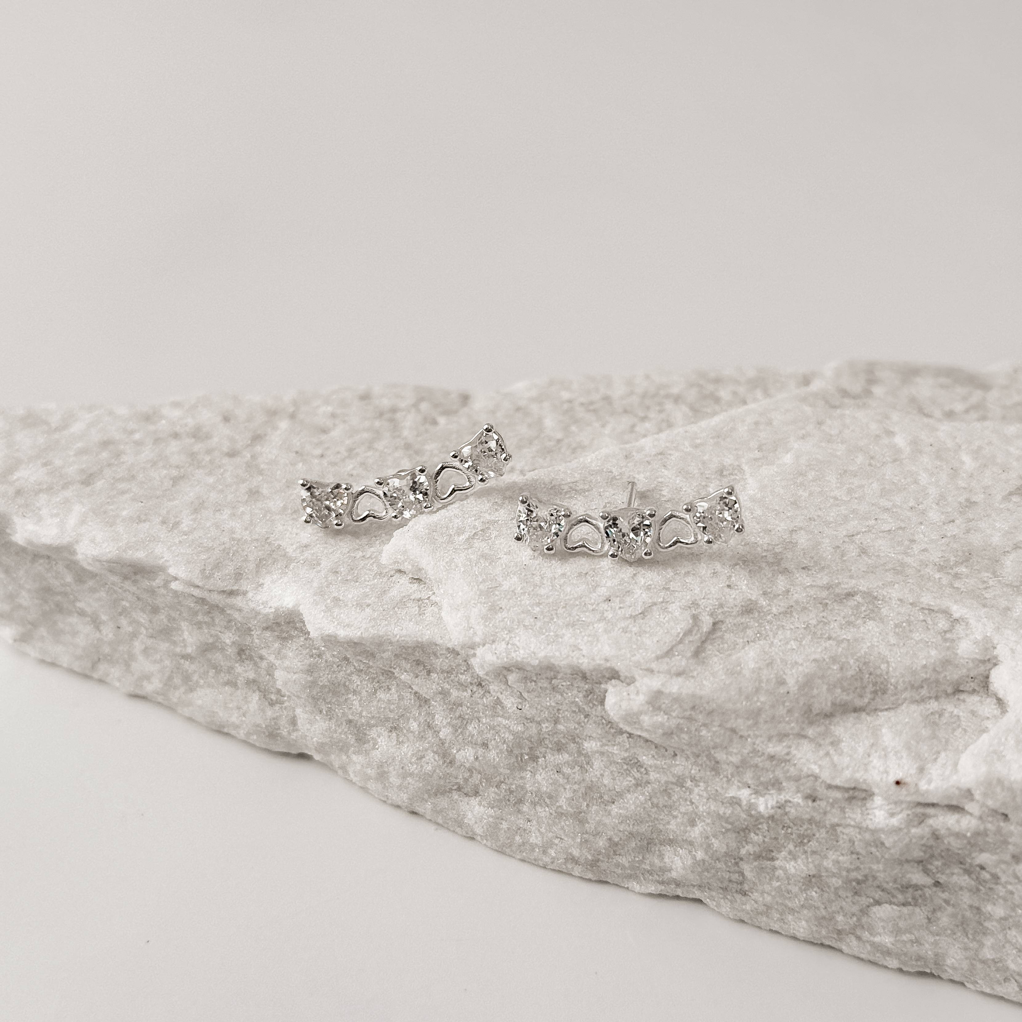 Brinco ear cuff corações vazados e zircônias coração tarraxa