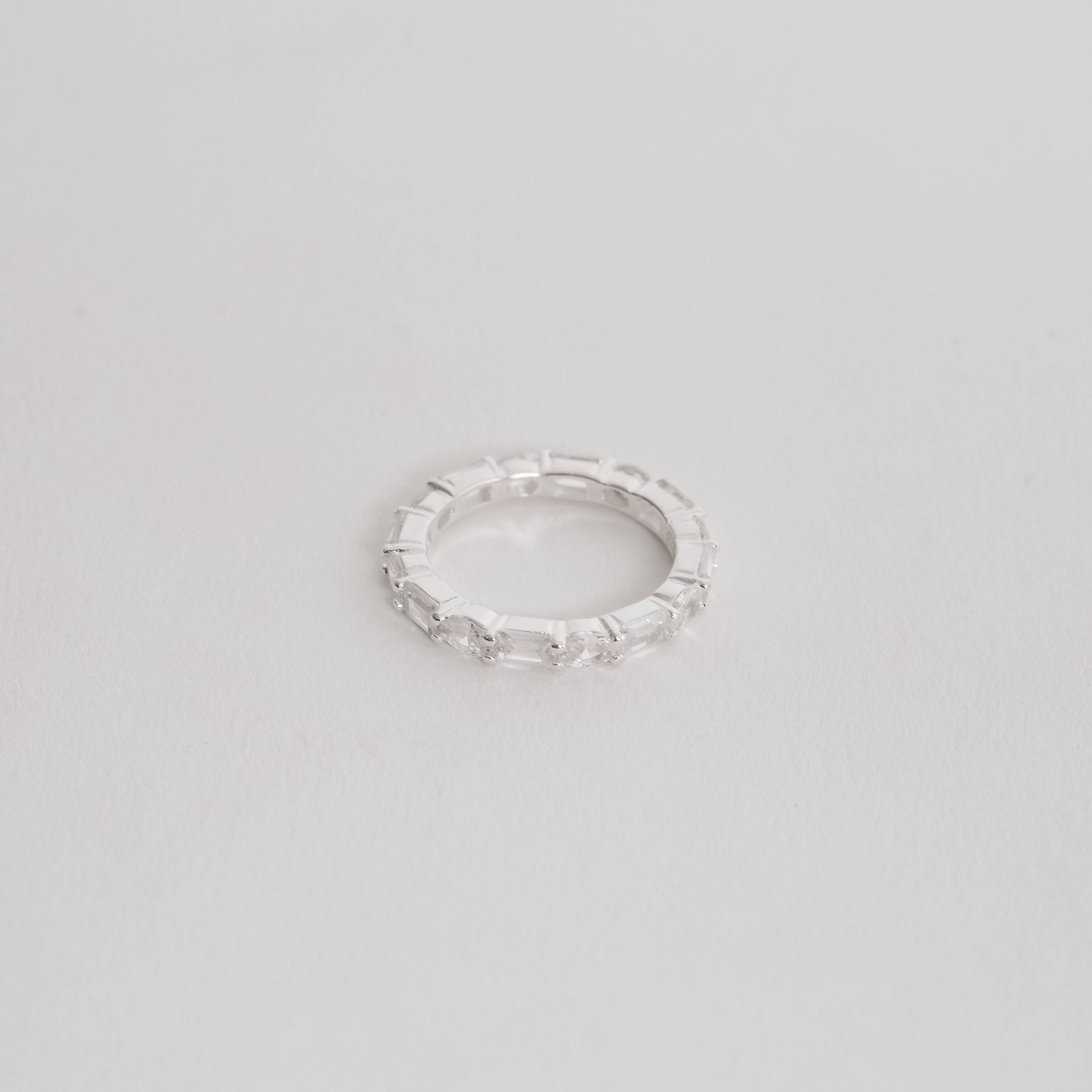 Anel cravejado com zircônias retangular e oval