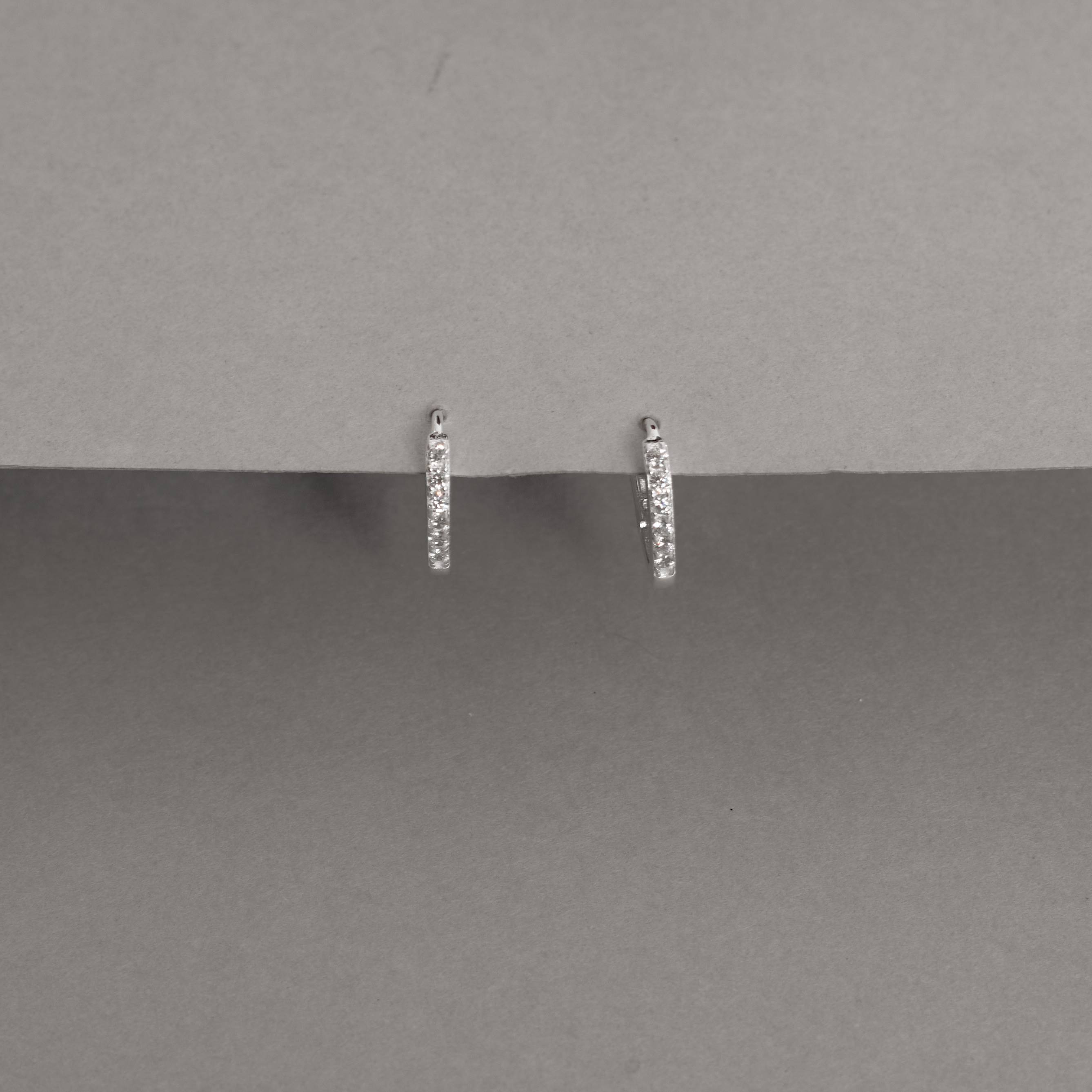 Argola click gota 12mm cravejada