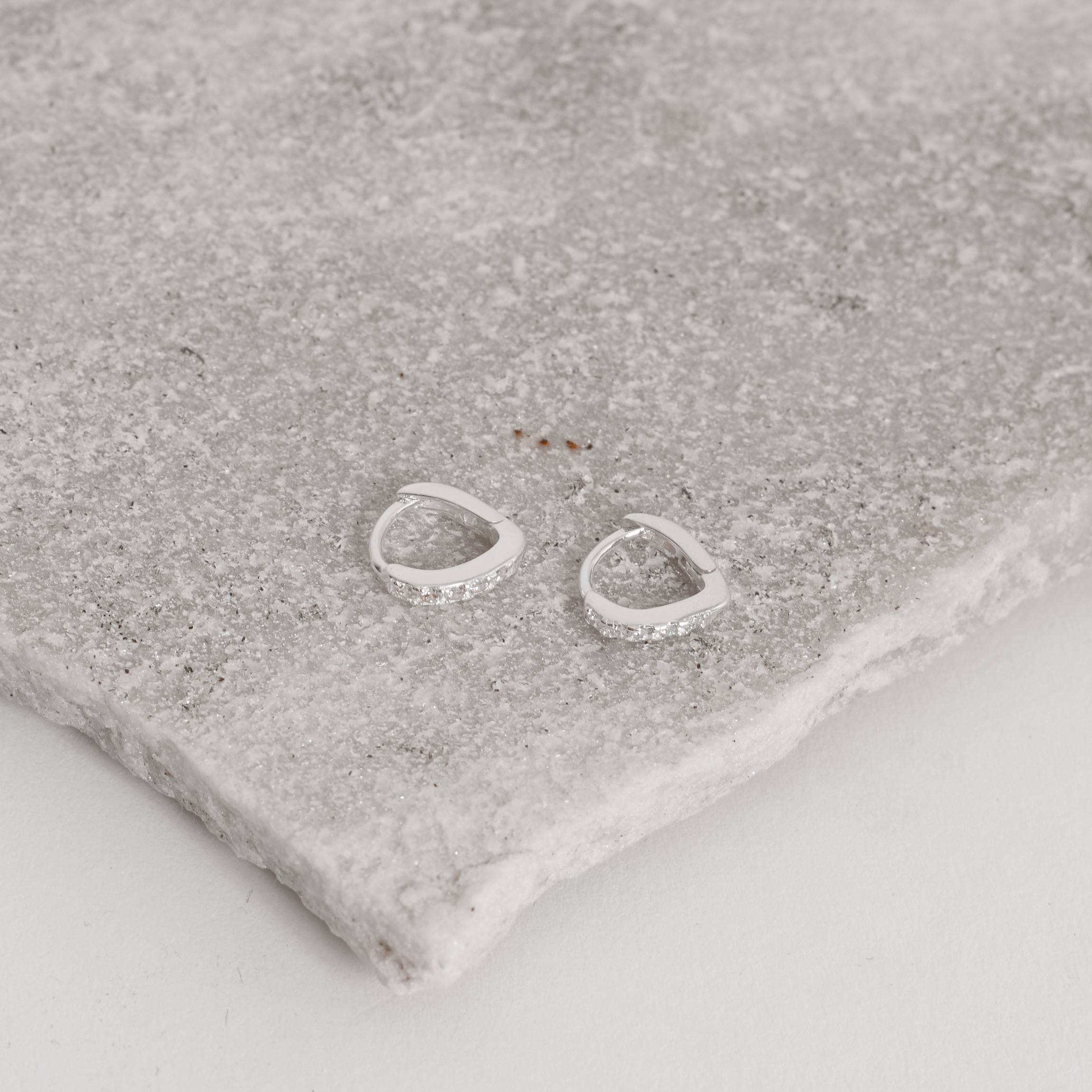 Argola click gota 10mm cravejada