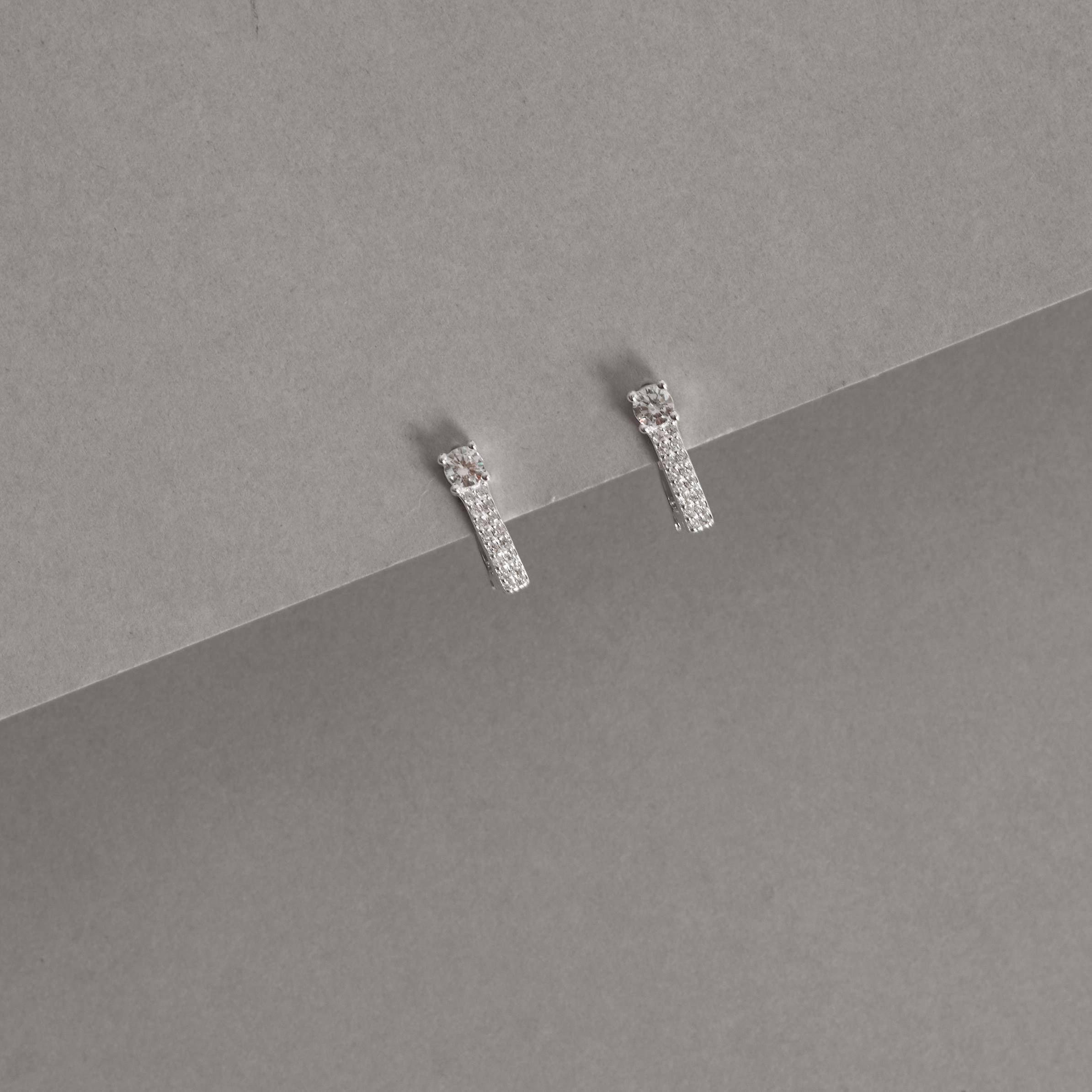 Argola click oval cravejada 11mm detalhe zircônia redonda