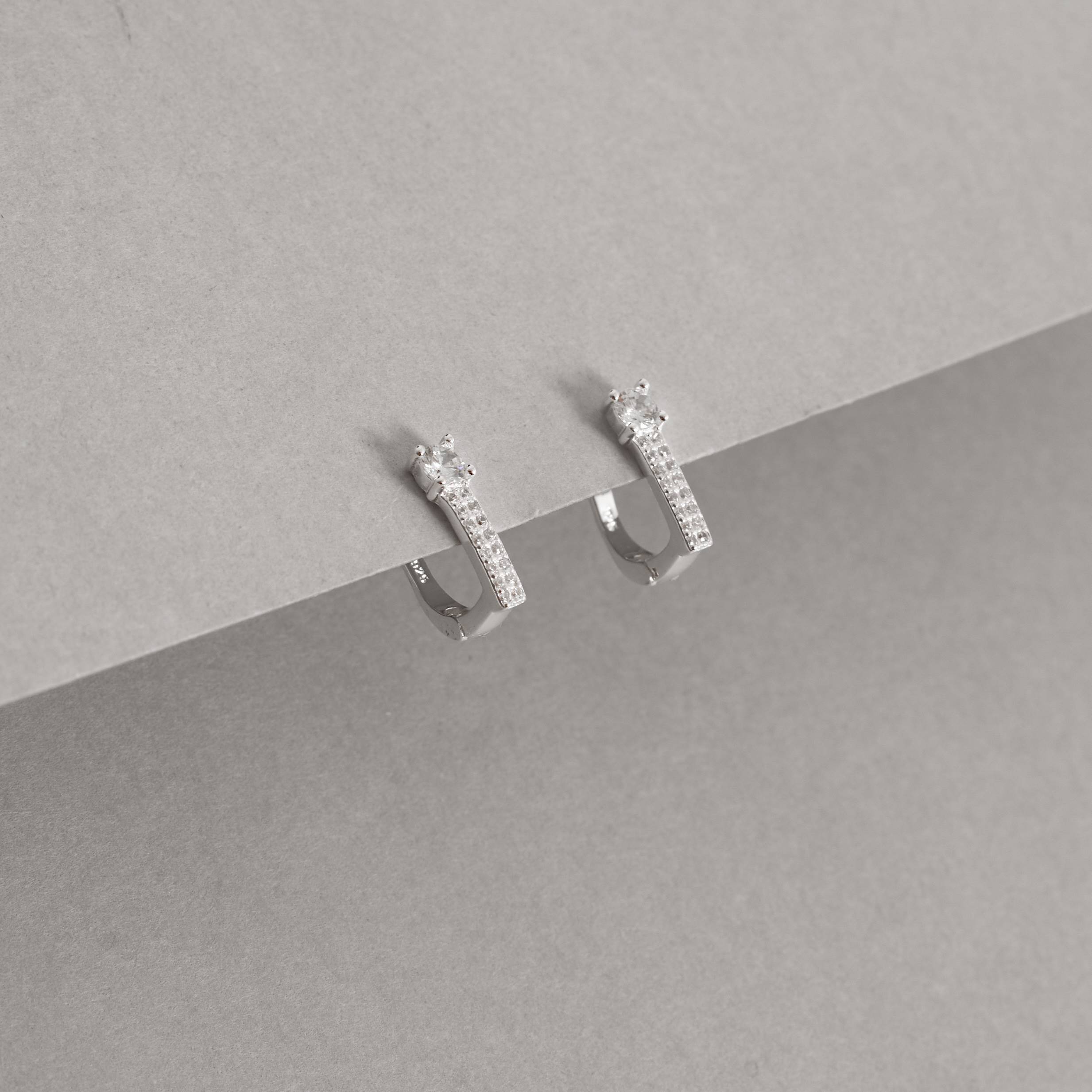 Imagem Secundária Argola click oval cravejada 11mm detalhe zircônia redonda