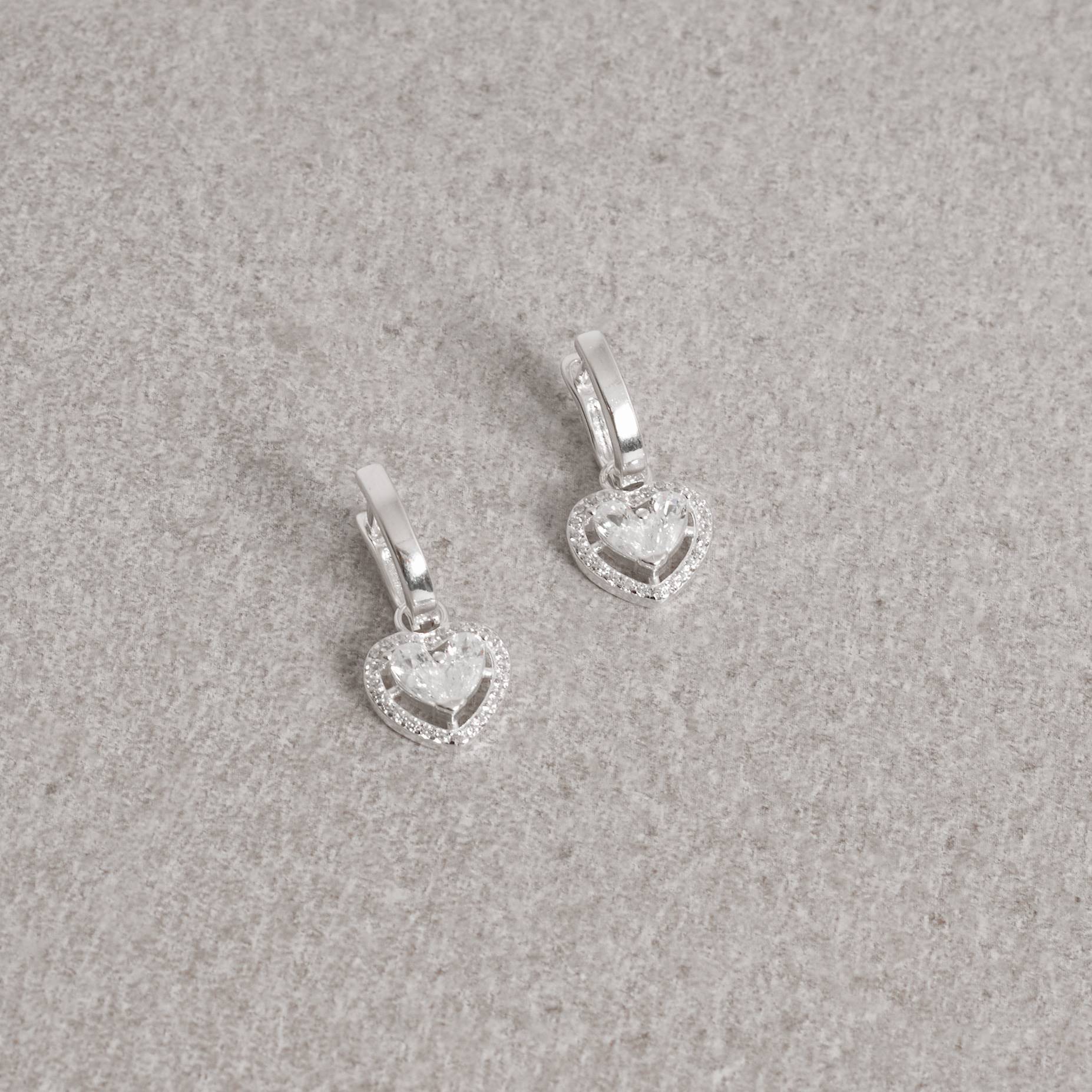 Argola click oval 11mm pingente coração vazado cravejado