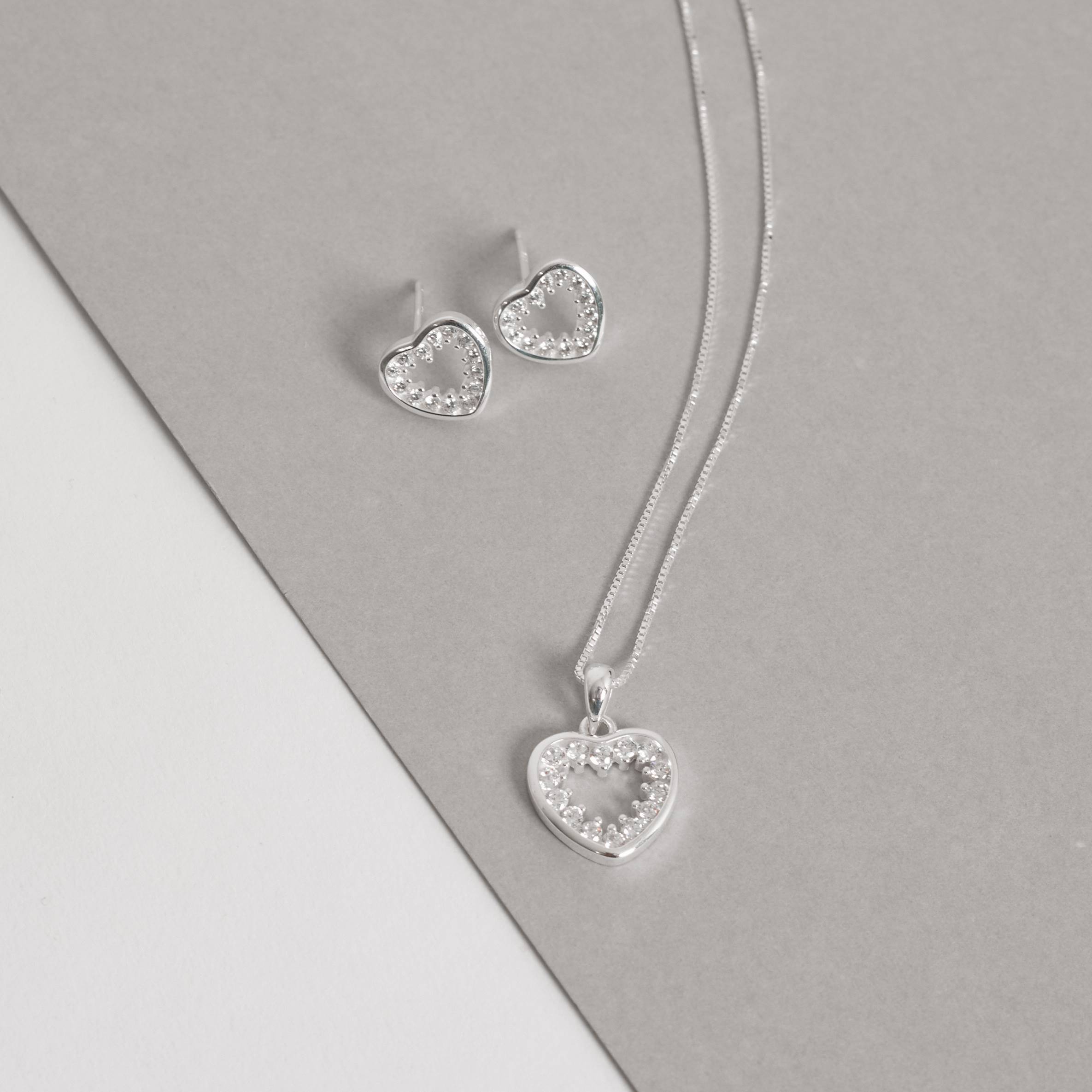 Conjunto brinco e colar coração vazado cravejado 13mm 45cm