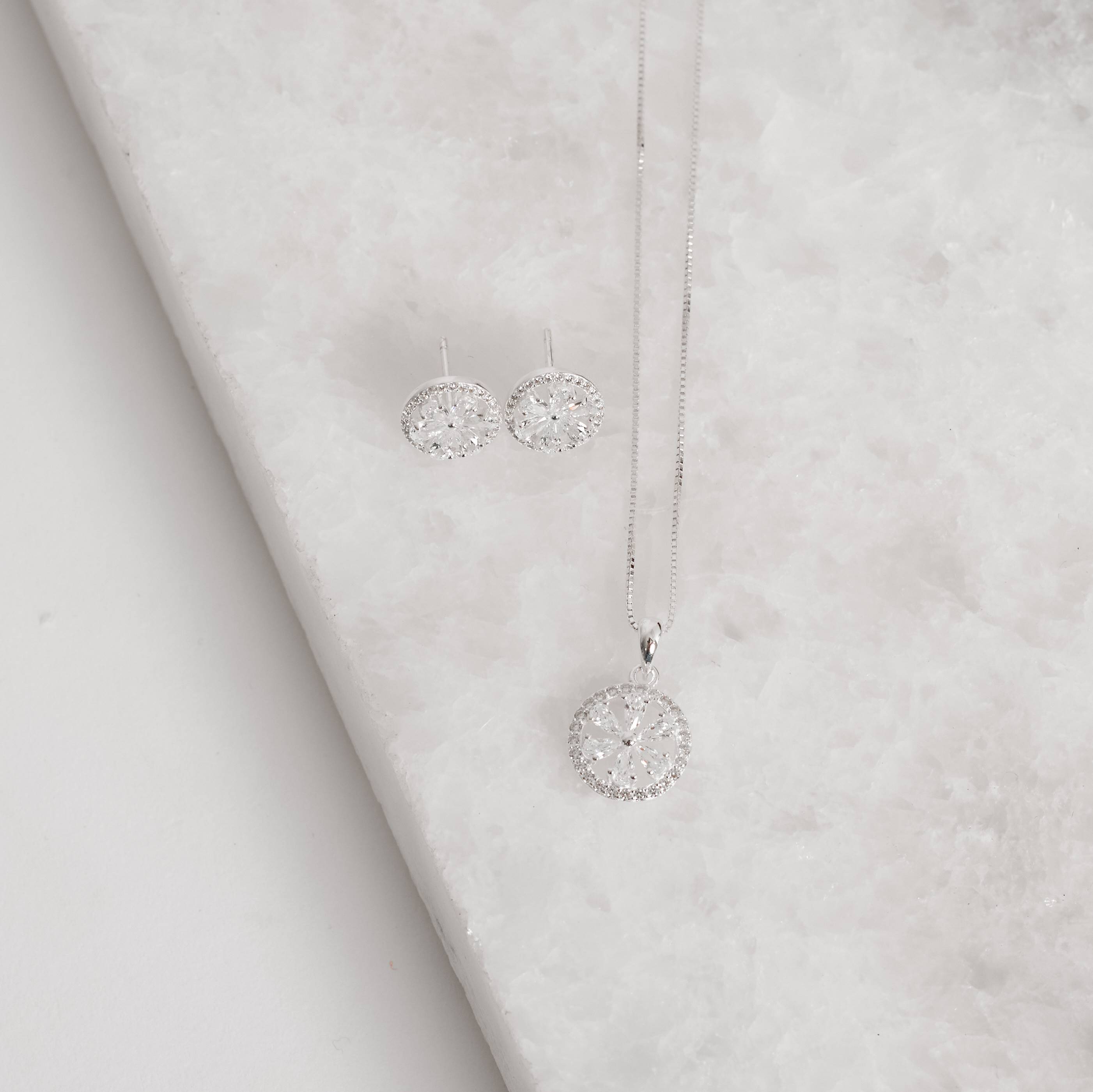 Conjunto brinco e colar medalha vazada flor cravejada 12mm 45cm