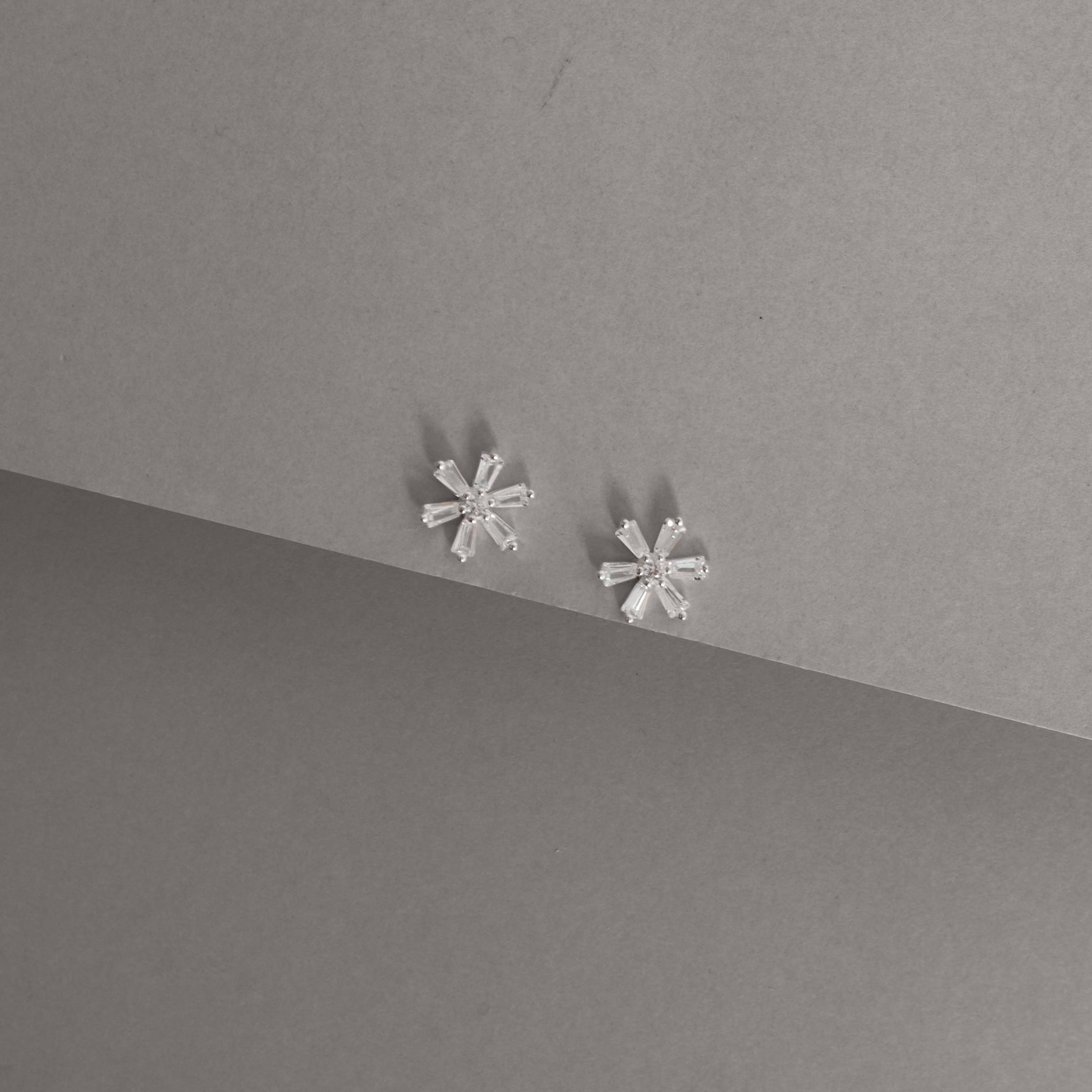 Conjunto brinco e colar flor cravejada 12mm 45cm