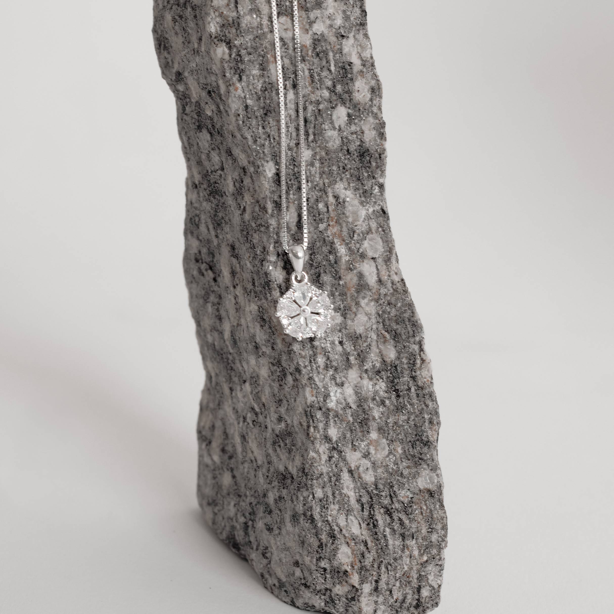 Colar pingente flor cravejada 10mm 45cm