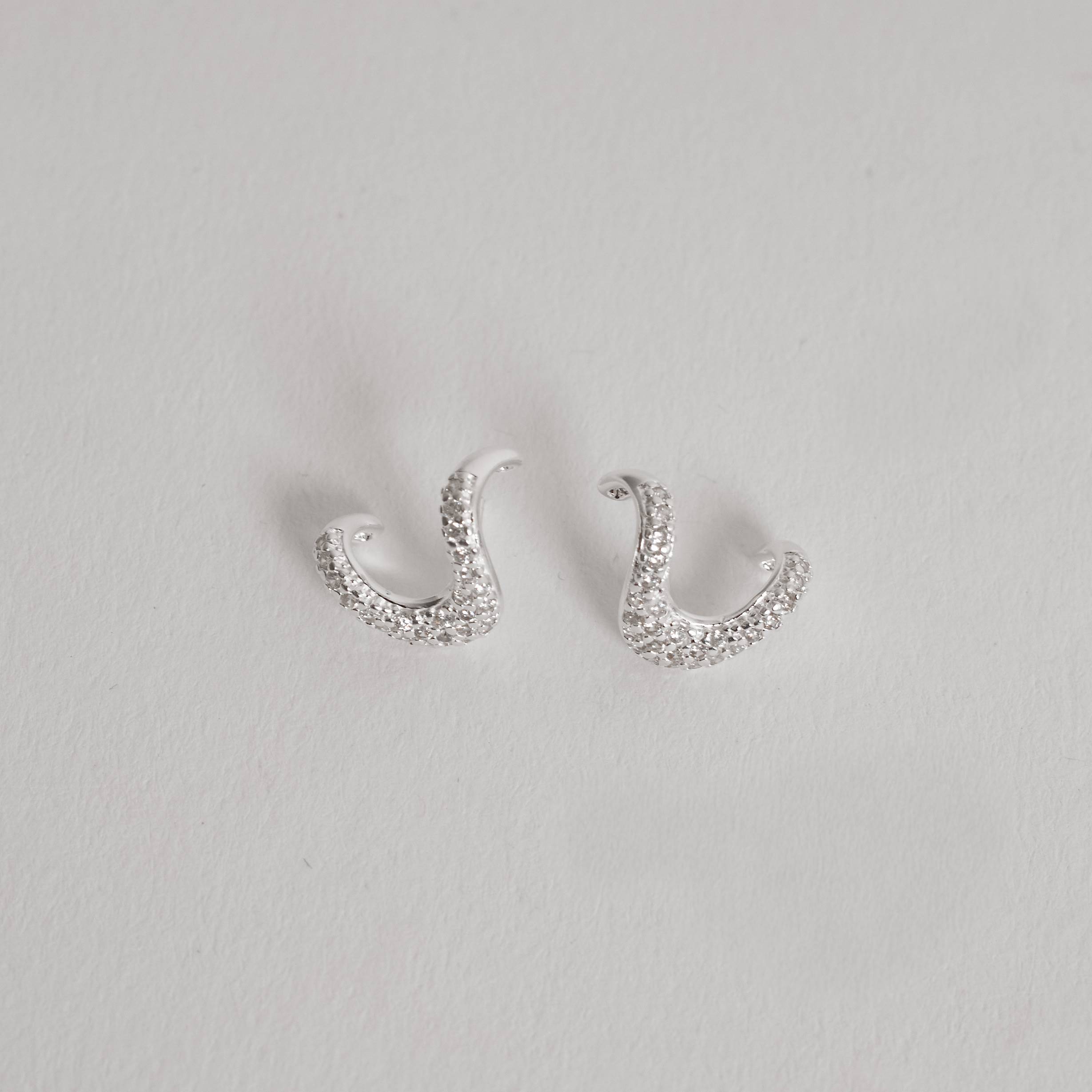 Imagem Secundária Brinco curva toda cravejada 15mm