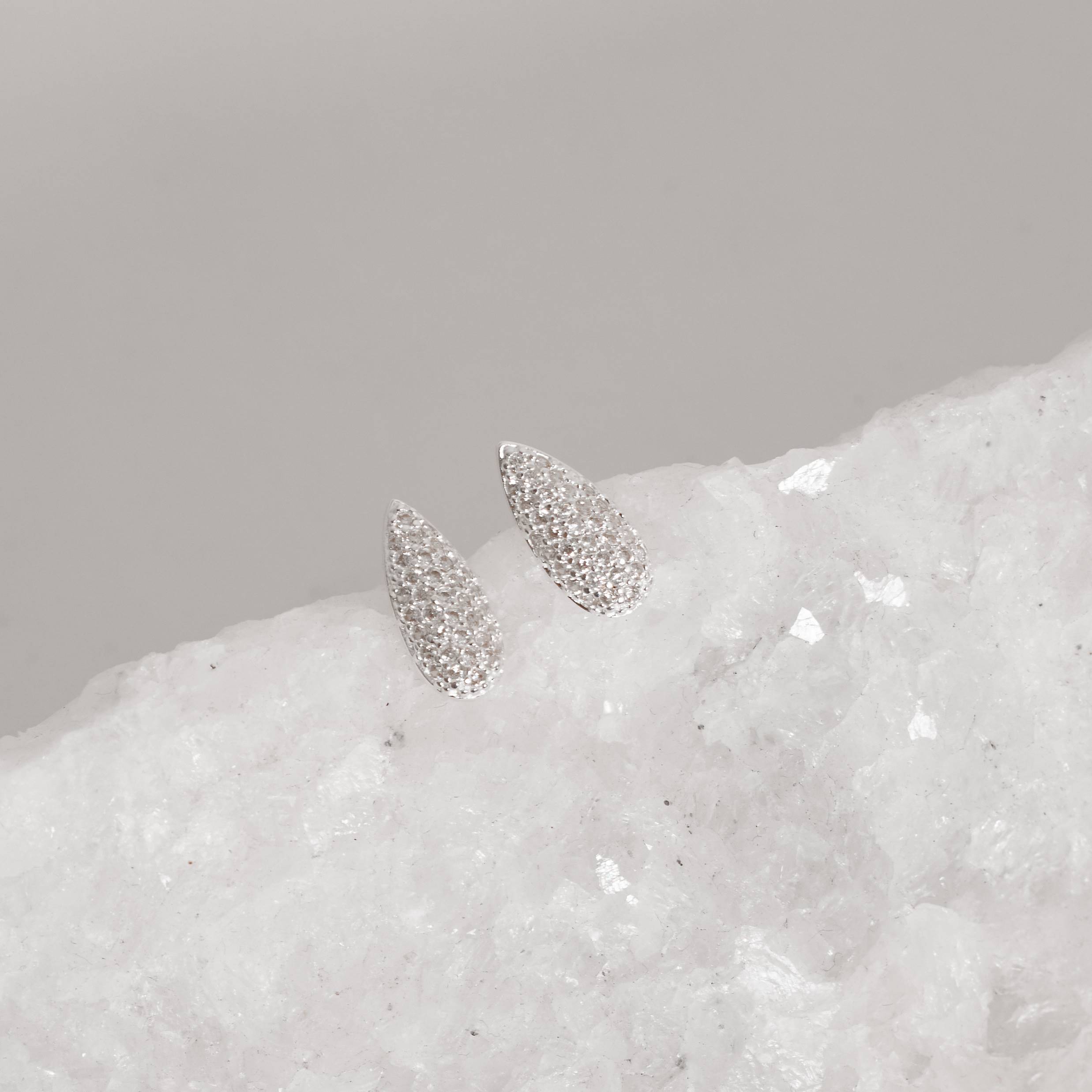 Imagem Secundária Brinco gota alongada cravejada 15mm