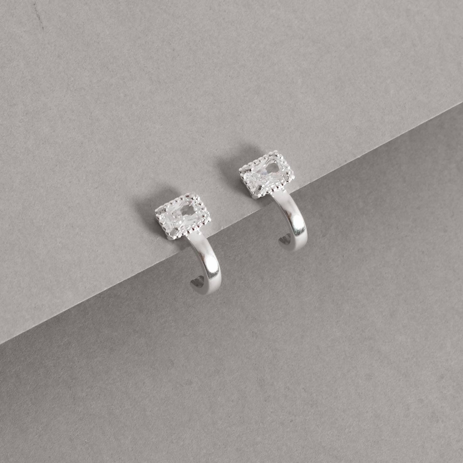 Imagem Secundária Brinco meia argola com zircônia retangular 15mm tarraxa