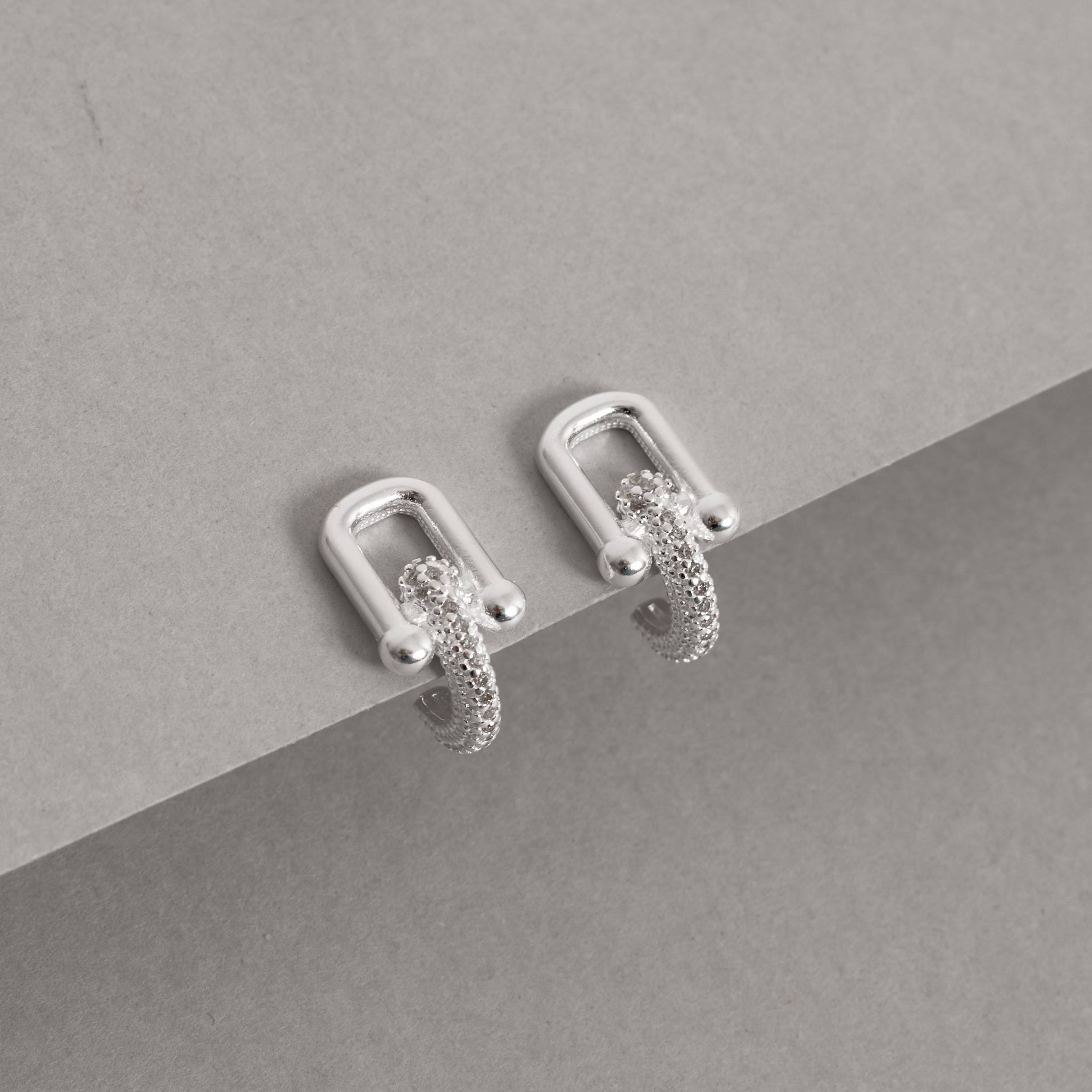 Imagem Brinco meia argola cravejada com elo 16mm tarraxa