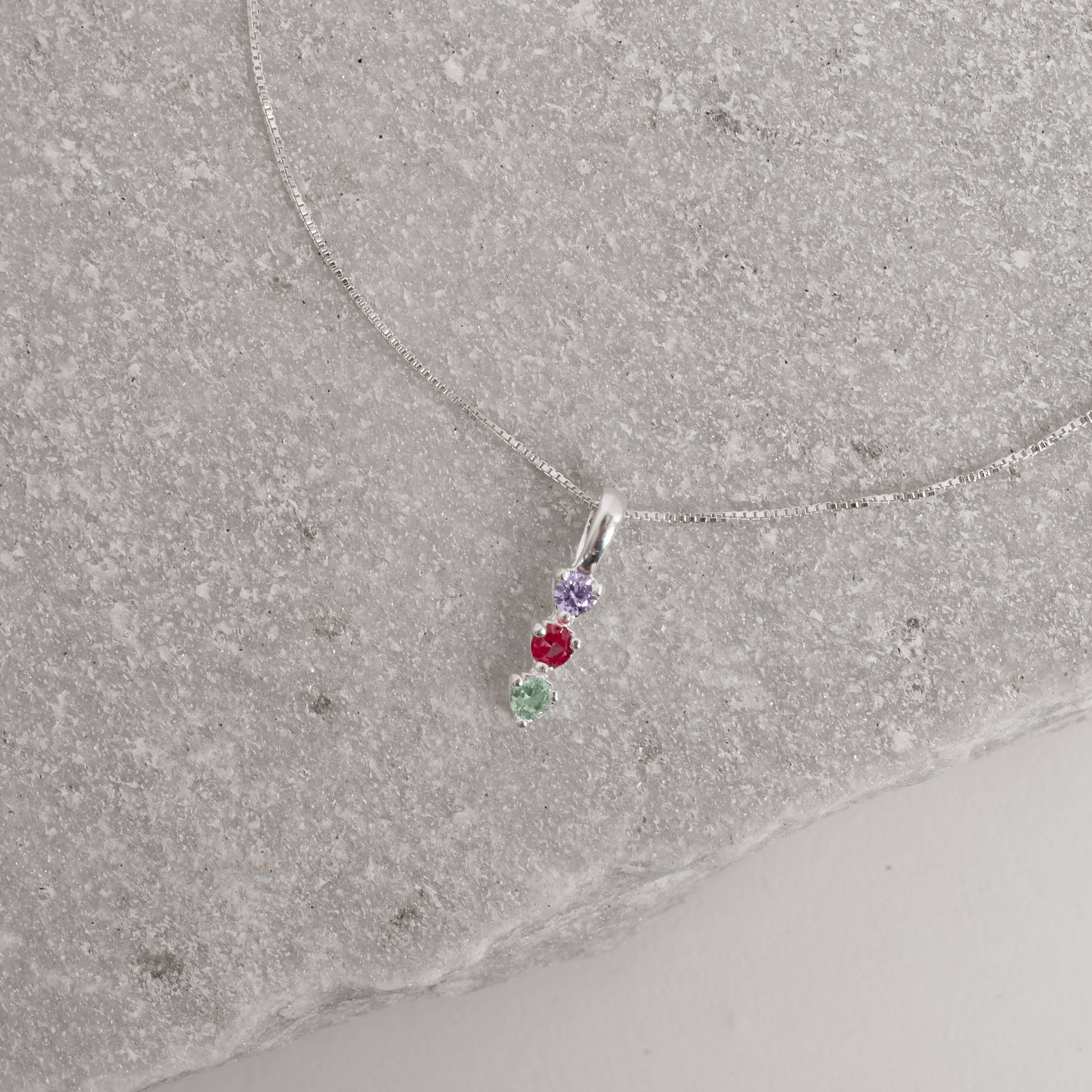 Imagem Secundária Colar pingente 3 zircônias coloridas 12mm 45cm