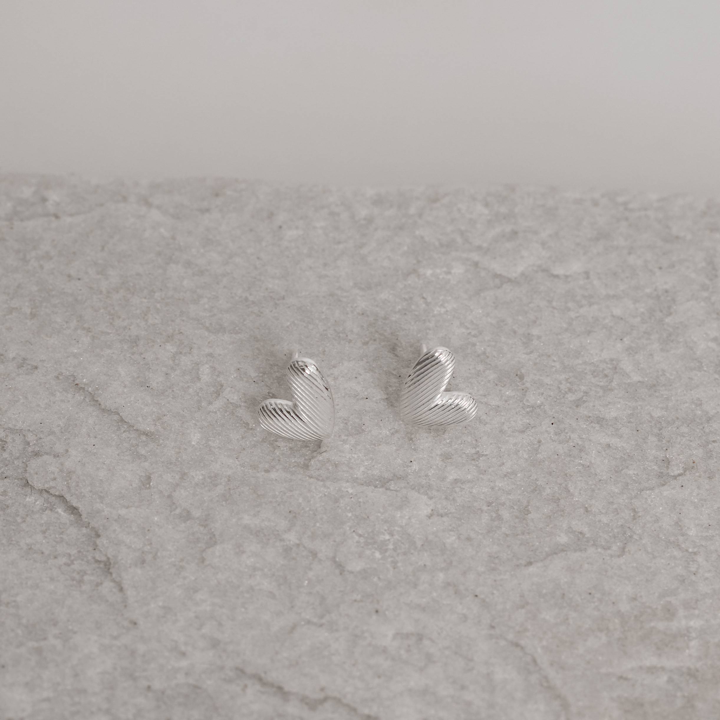 Brinco coração riscado 9mm