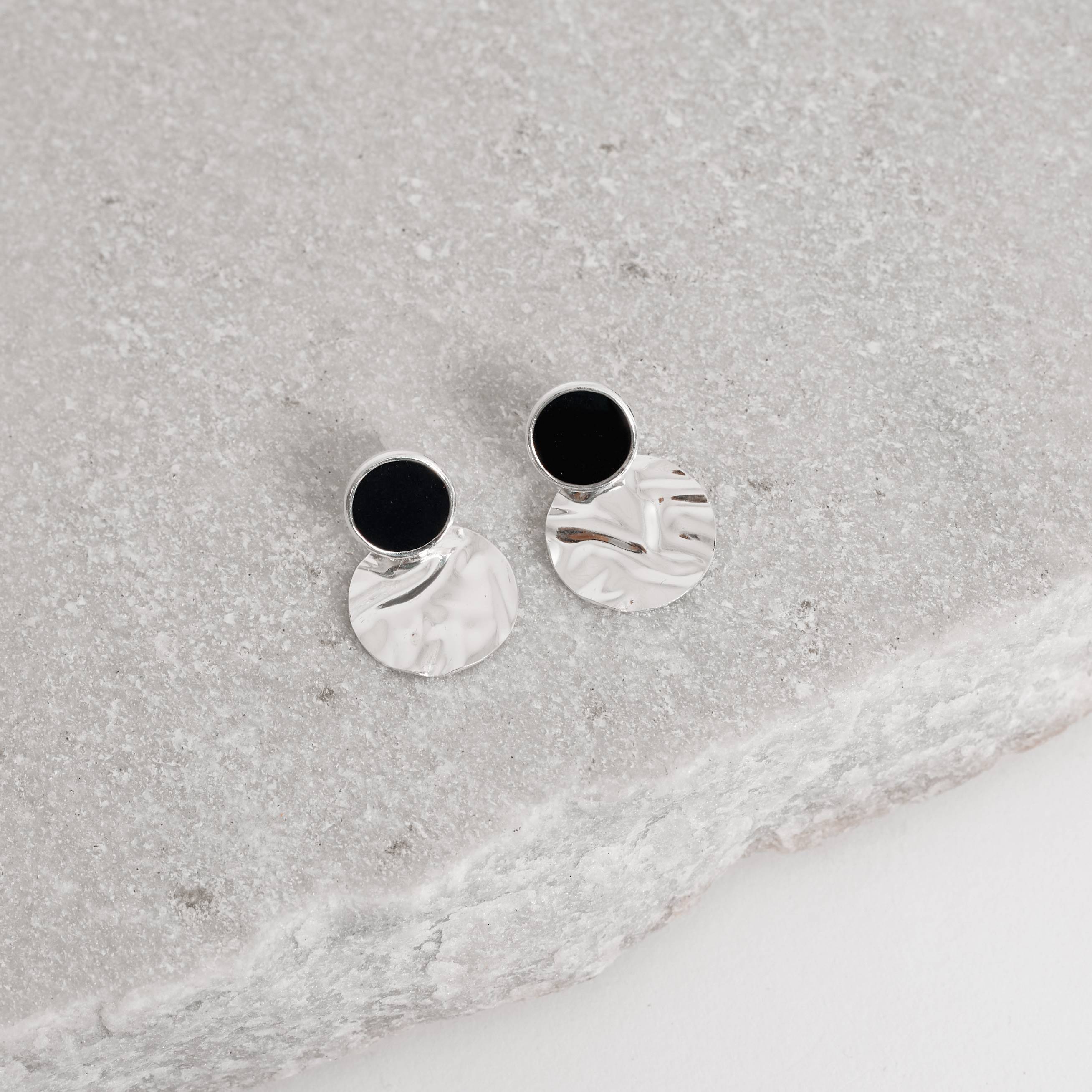 Brinco base círculo ônix resina com pingente círculo ondulado 15mm