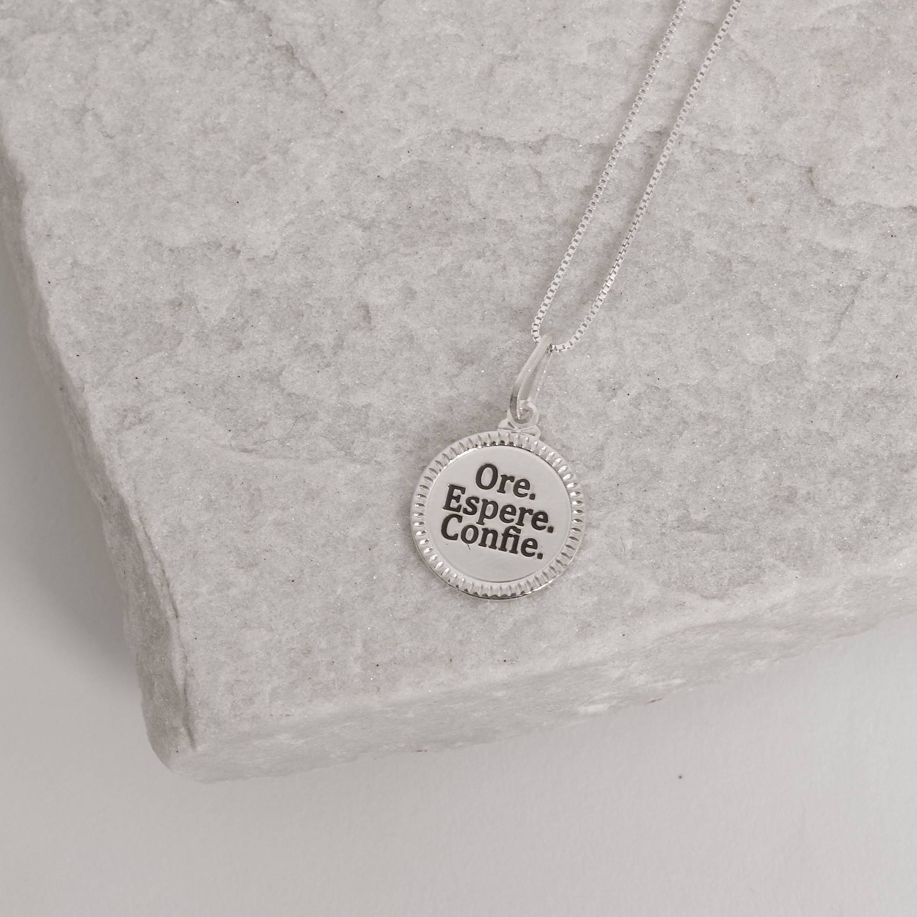 Imagem Colar pingente medalha ore, espere, confie resina 15mm 45cm