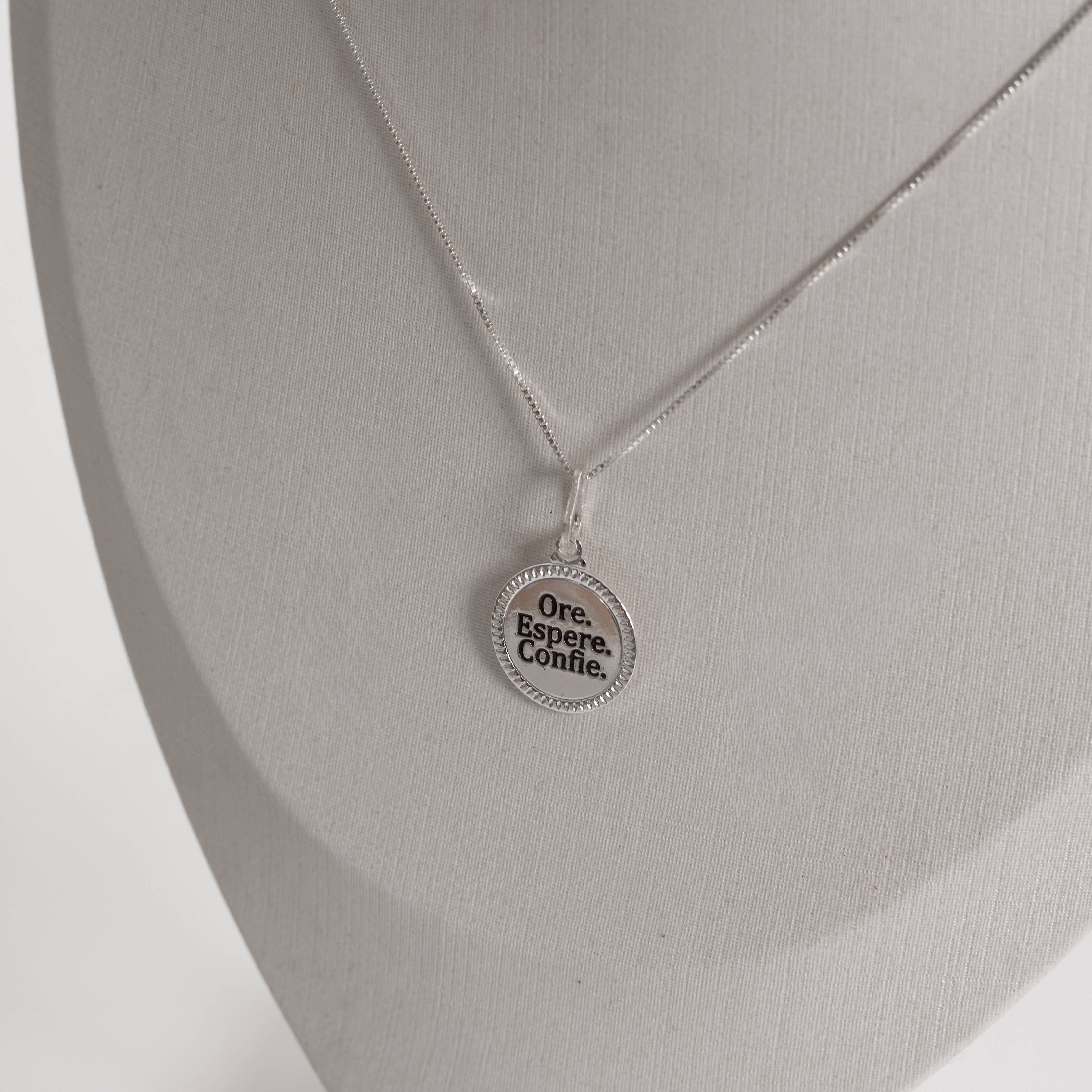 Imagem Secundária Colar pingente medalha ore, espere, confie resina 15mm 45cm