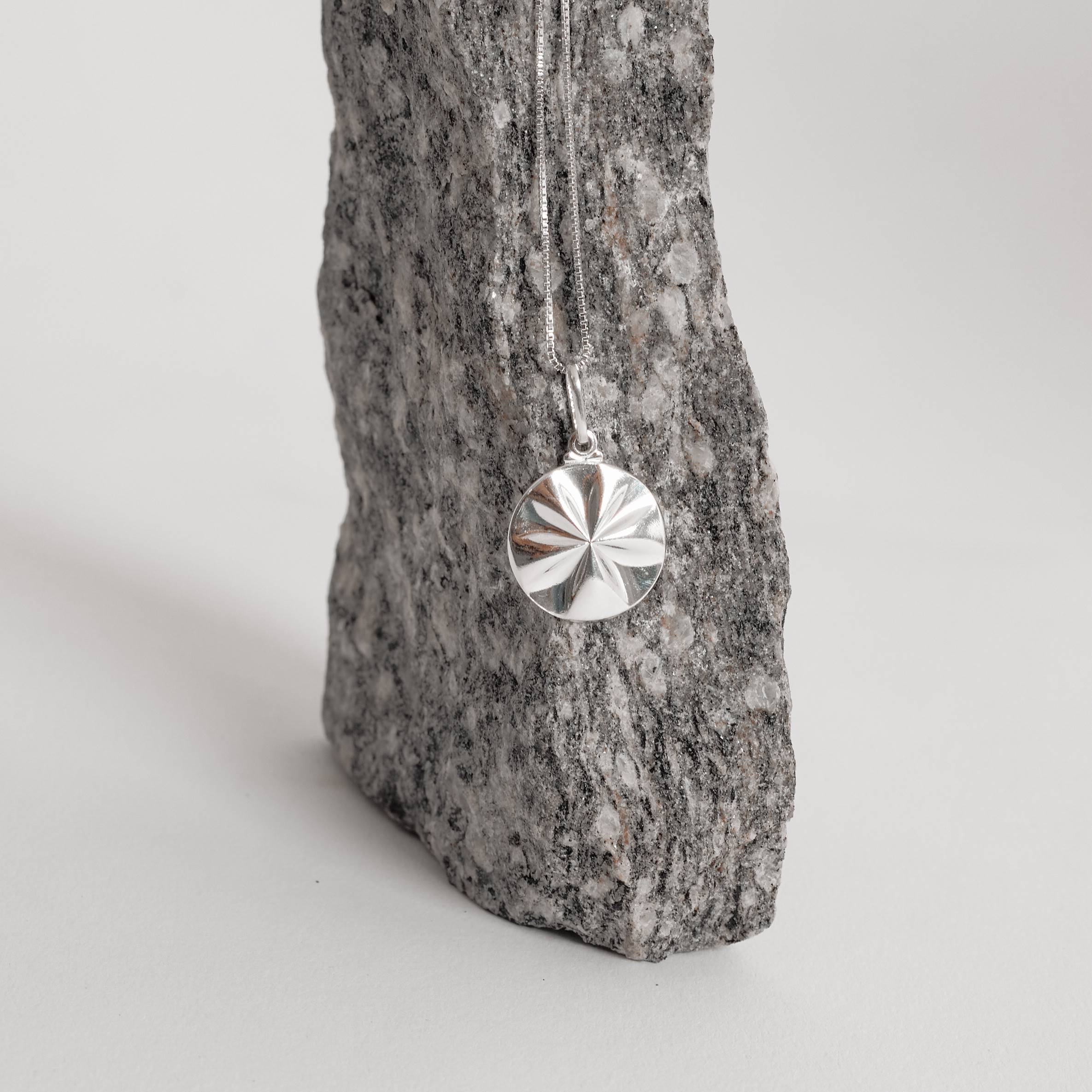 Imagem Colar pingente medalha flor com vinco18mm 45cm