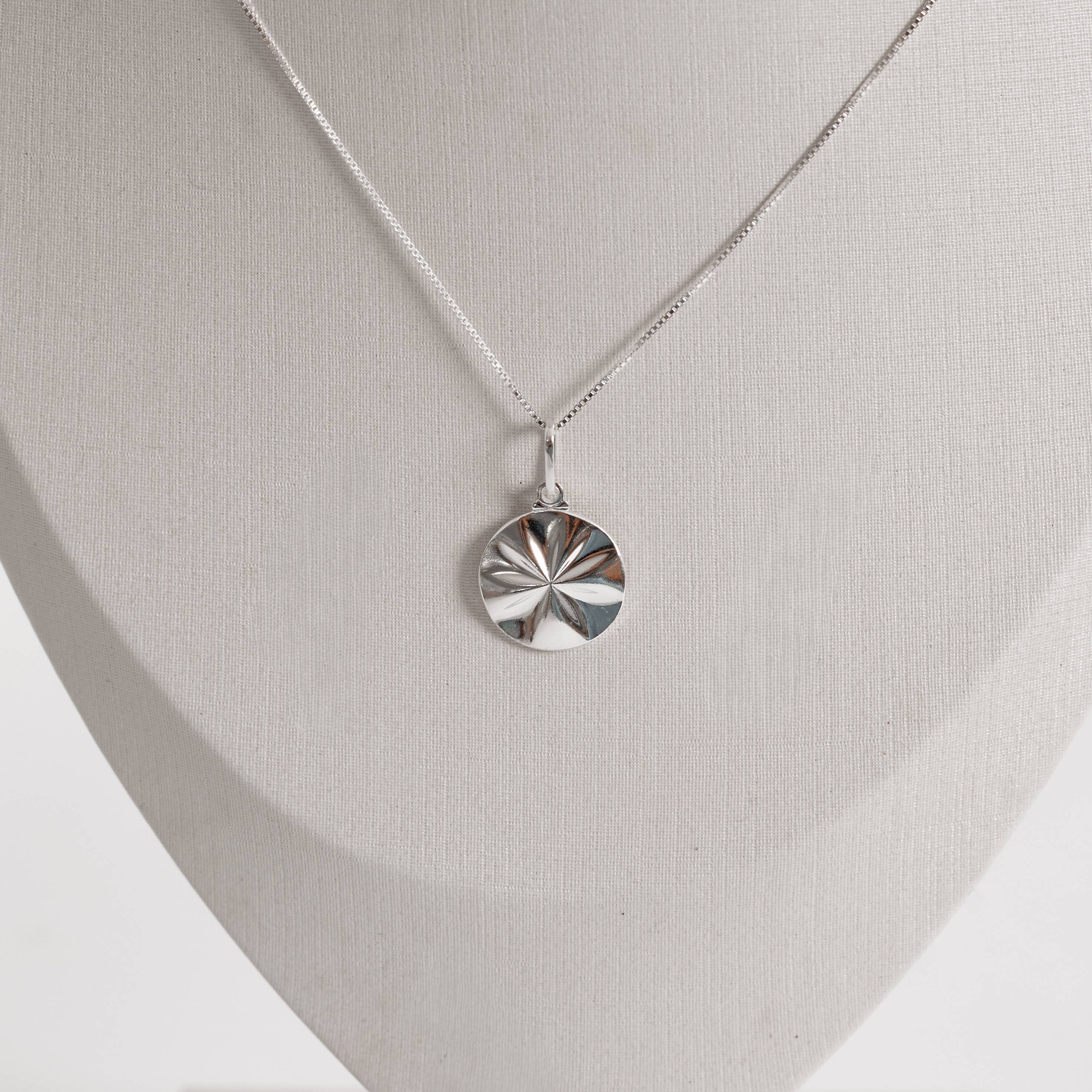 Imagem Colar pingente medalha flor com vinco 18mm 45cm