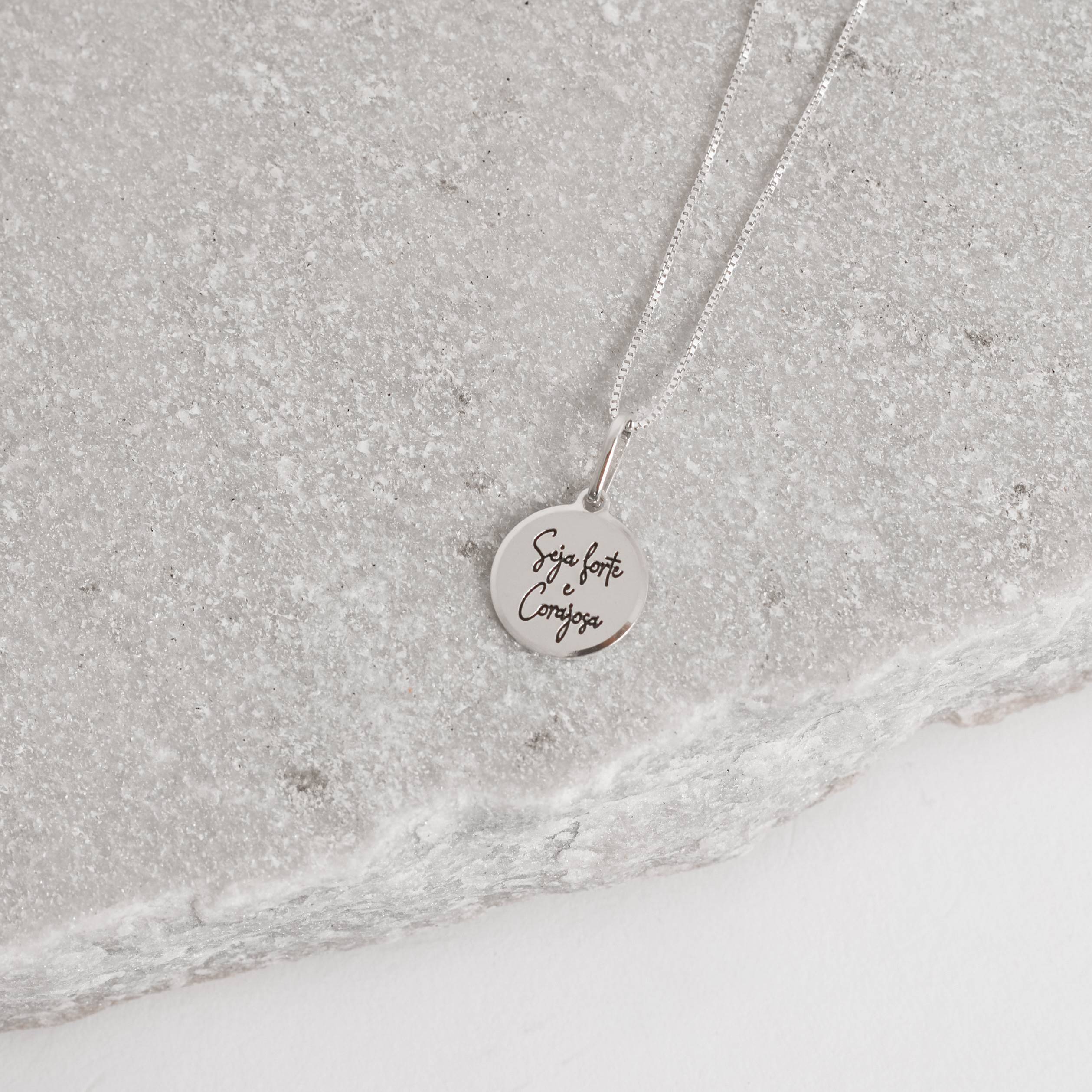 Colar pingente medalha seja forte e corajosa 12mm 40cm