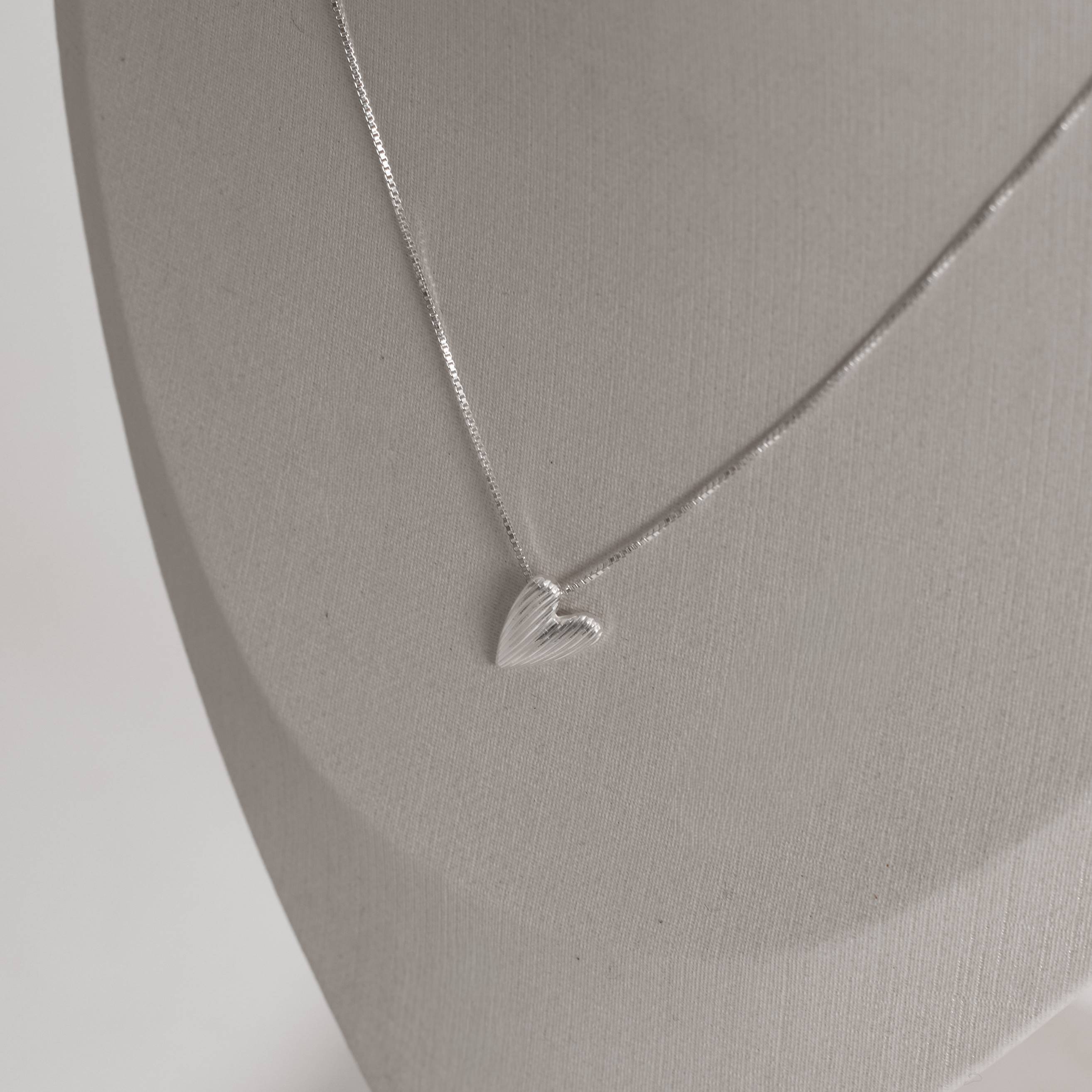 Colar pingente coração alongado de lado riscado 12mm 45cm