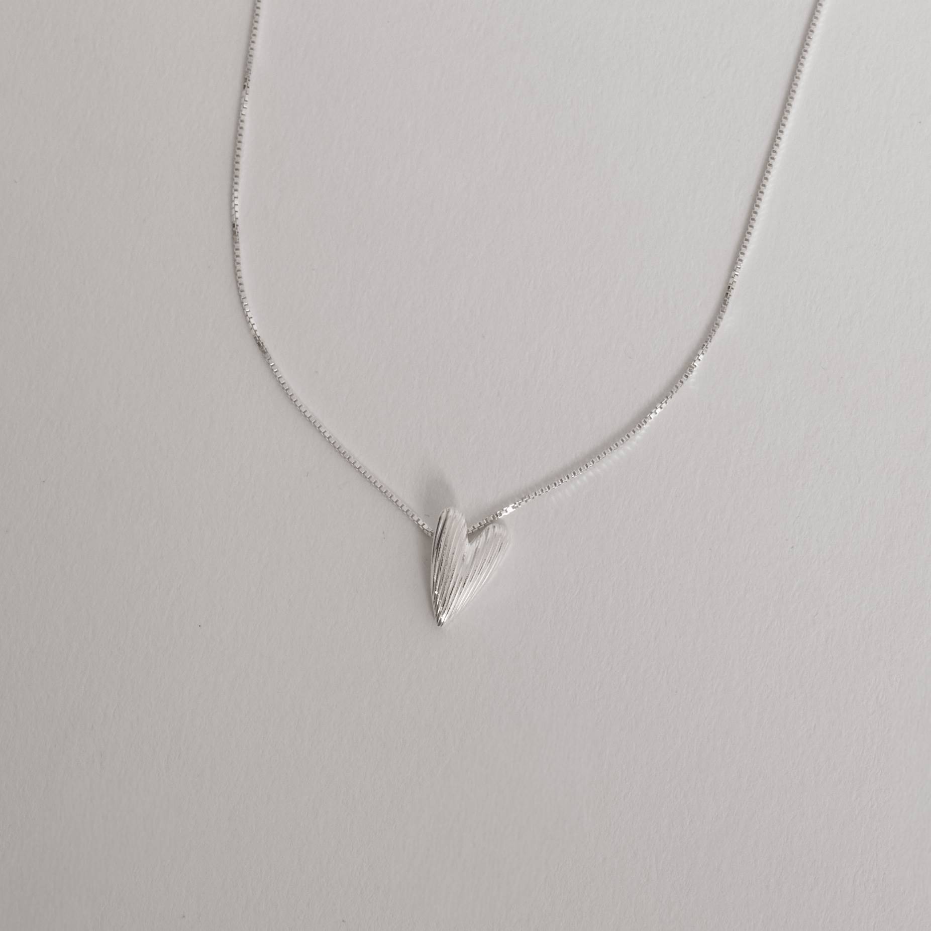 Imagem Secundária Colar pingente coração alongado de lado riscado 12mm 45cm