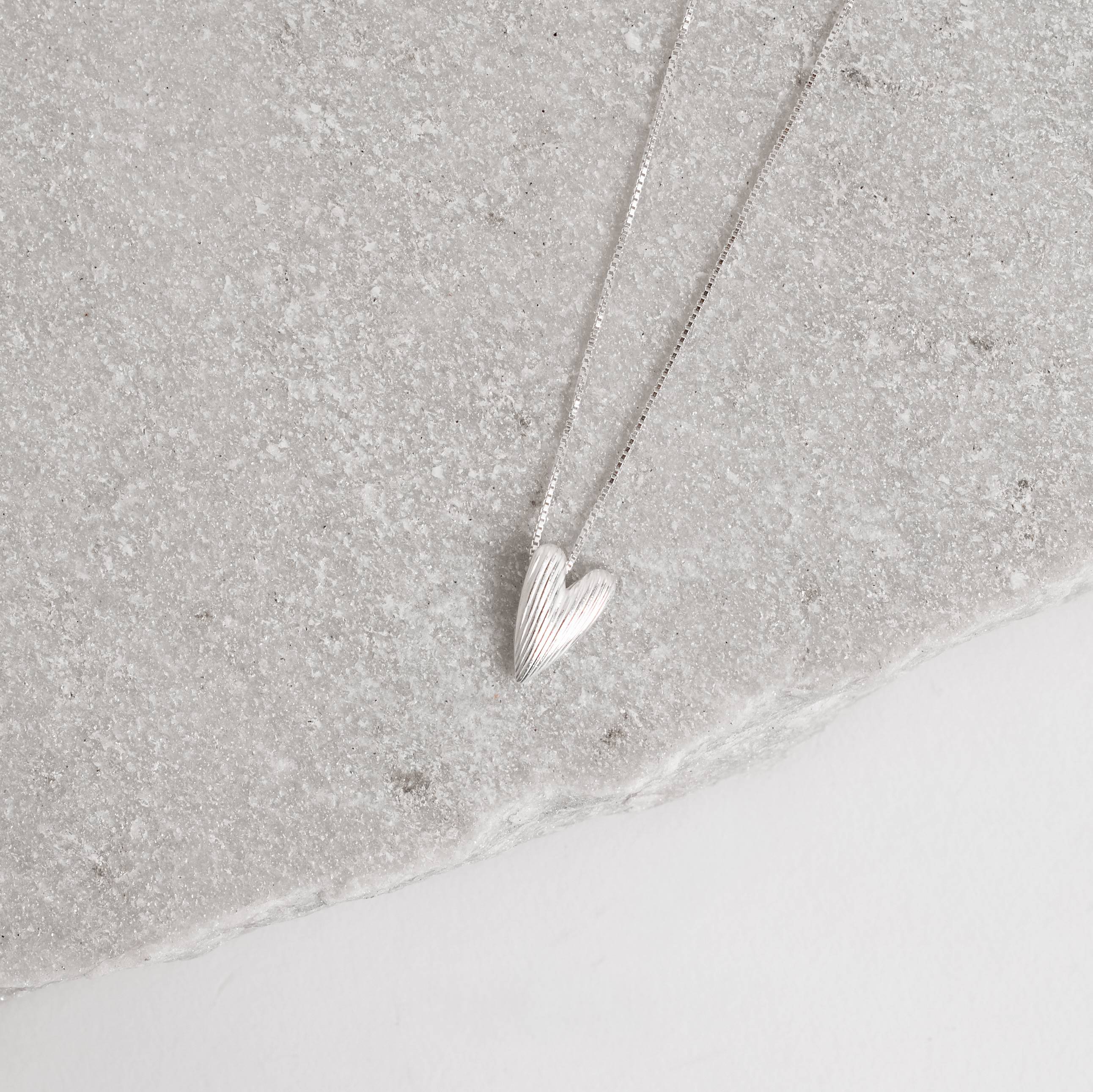 Imagem Colar pingente coração alongado de lado riscado 12mm 45cm