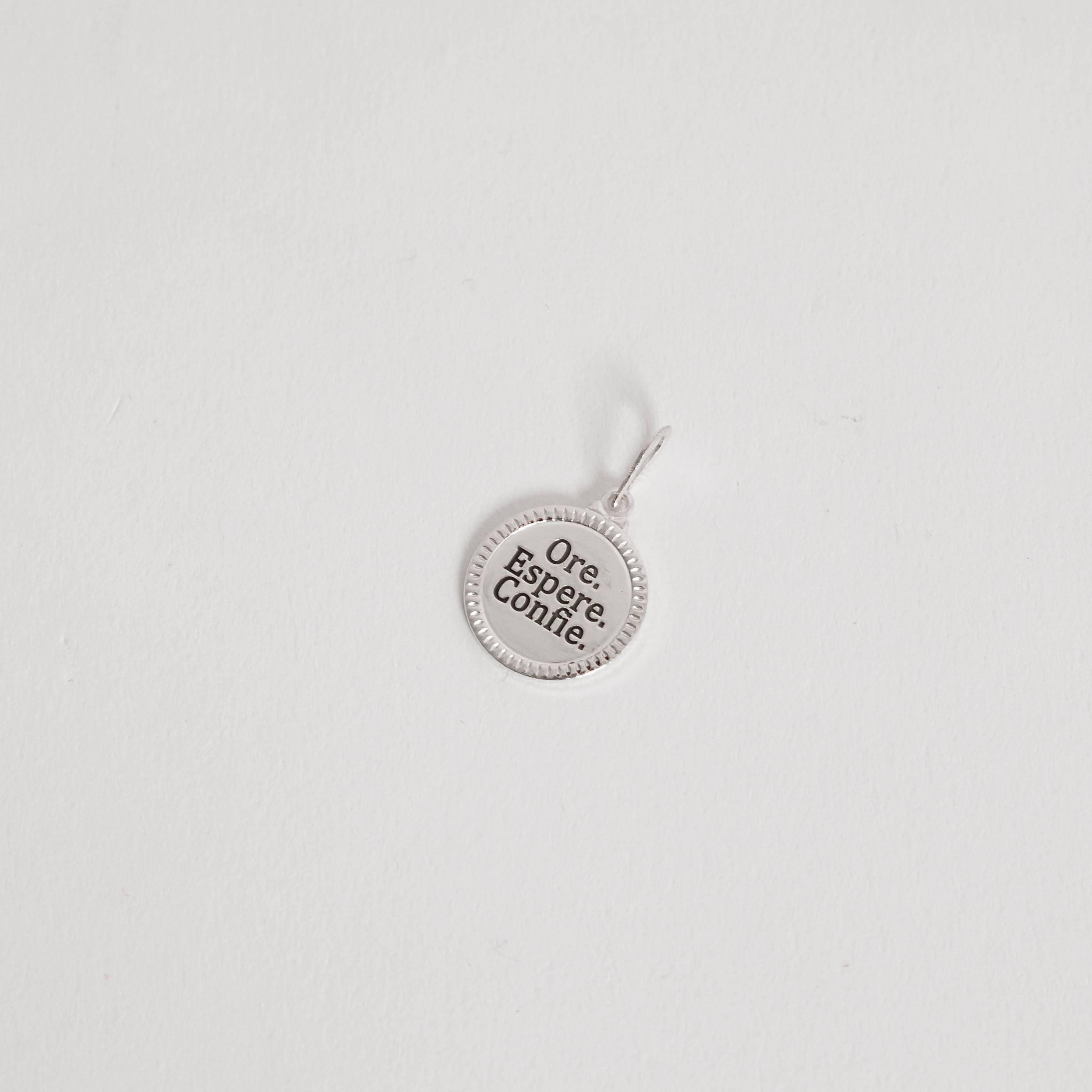 Pingente medalha ore, espere, confie resina 15mm